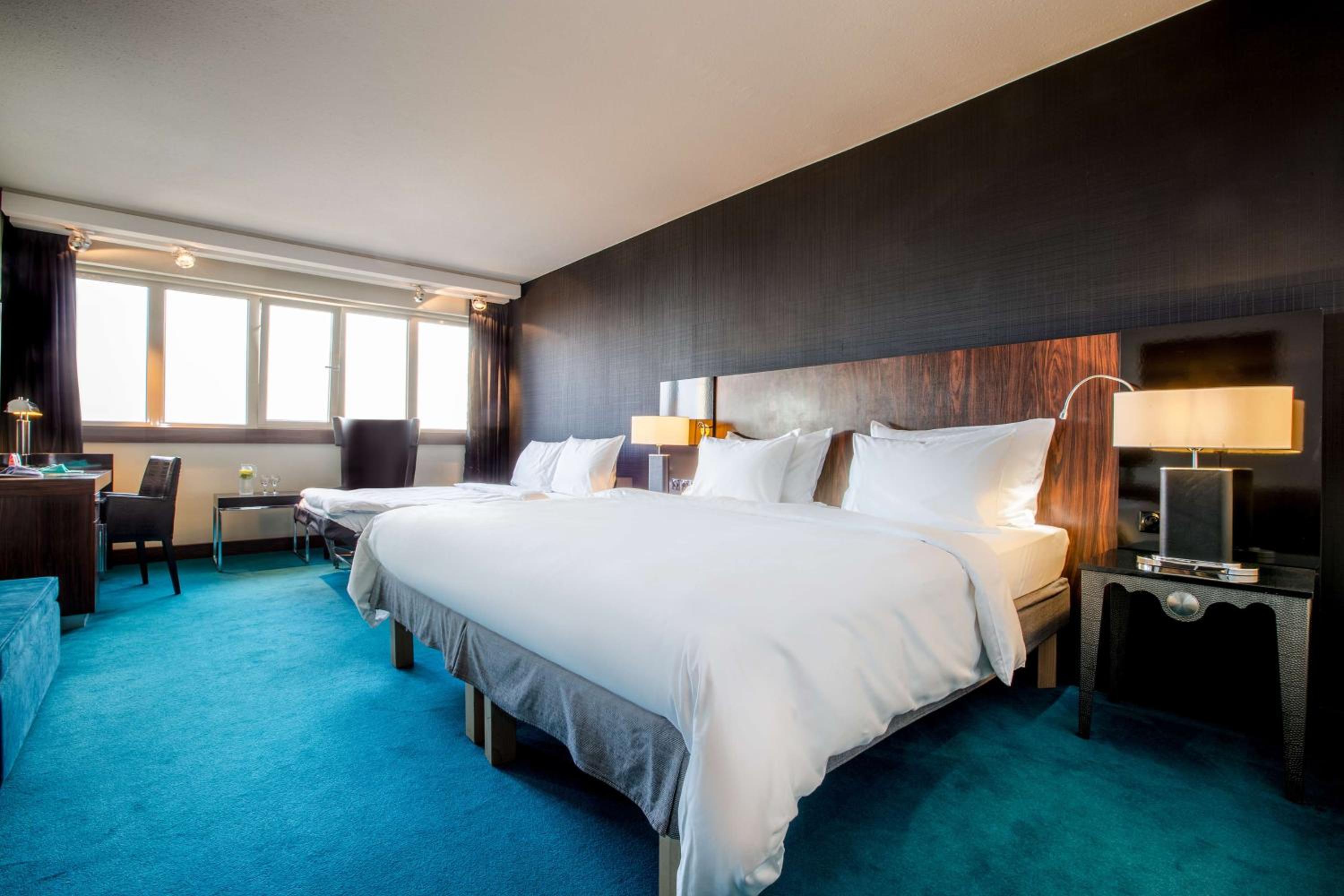 Family room with panoramic view