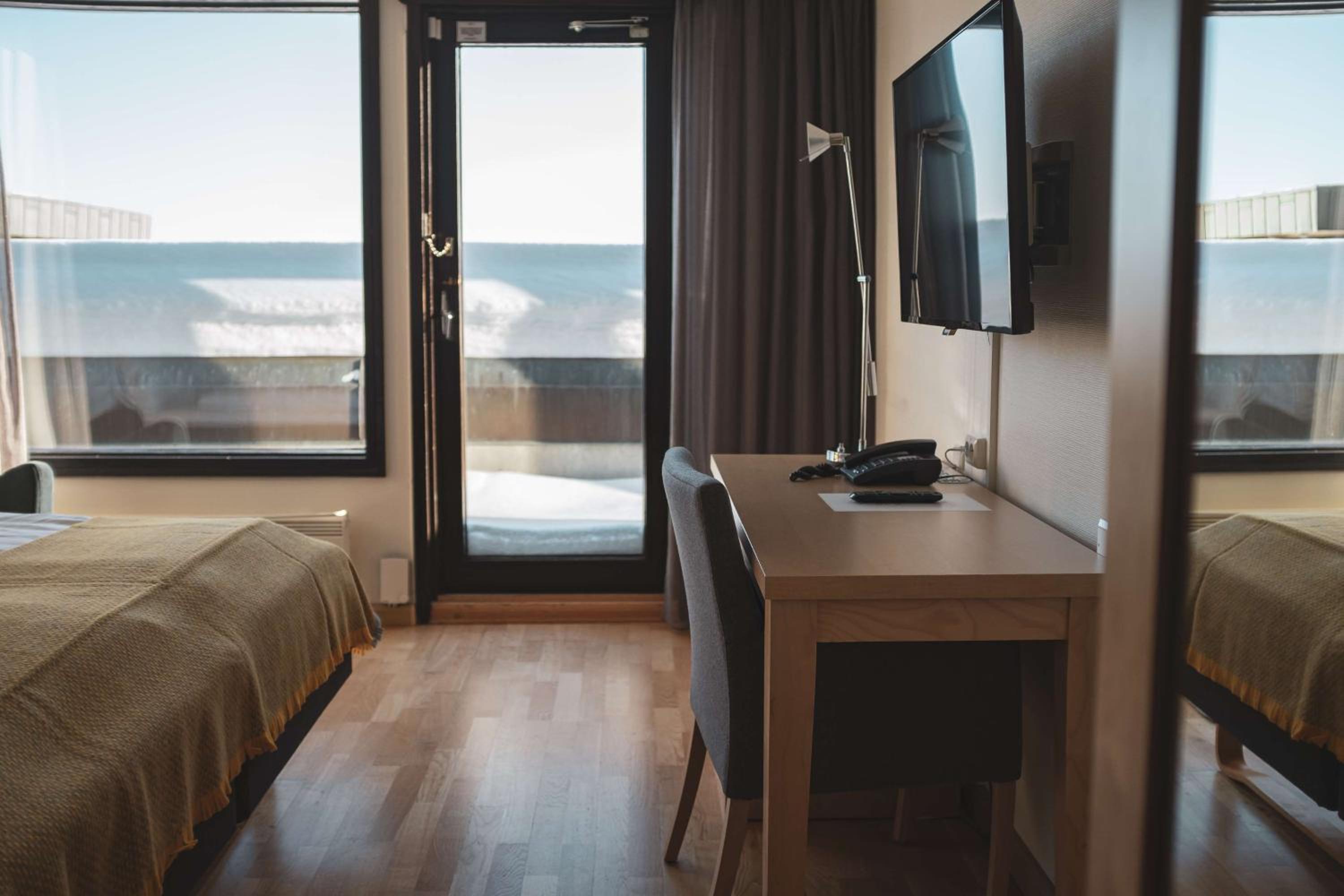 Single Room with Walk-In Shower - Mobility Accessible photo 3