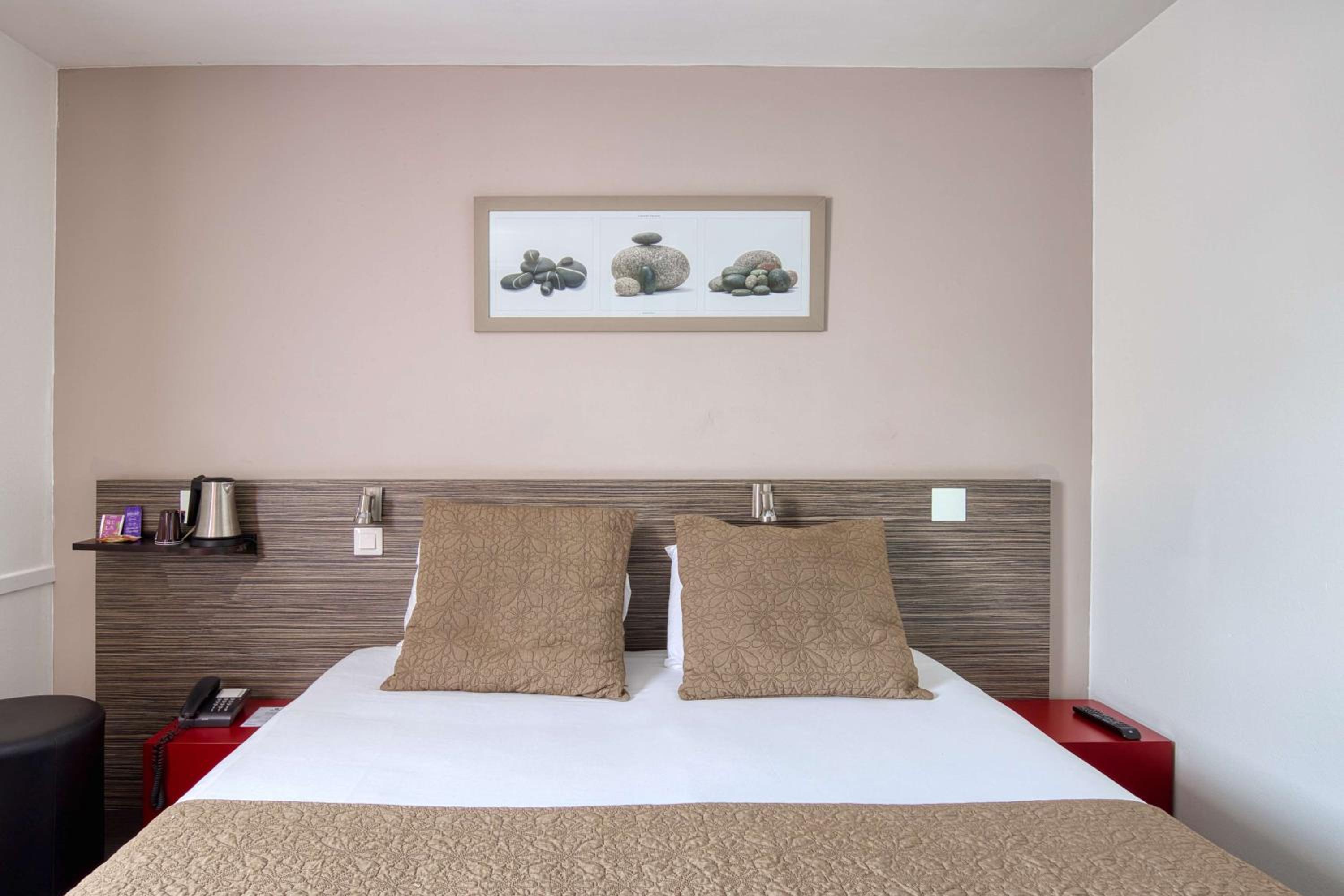 Comfort Queen Room - Photo 7