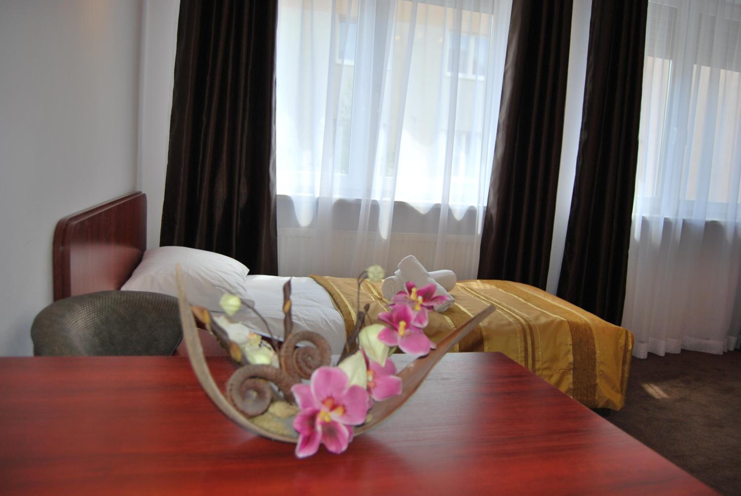 Twin Room - Photo 19