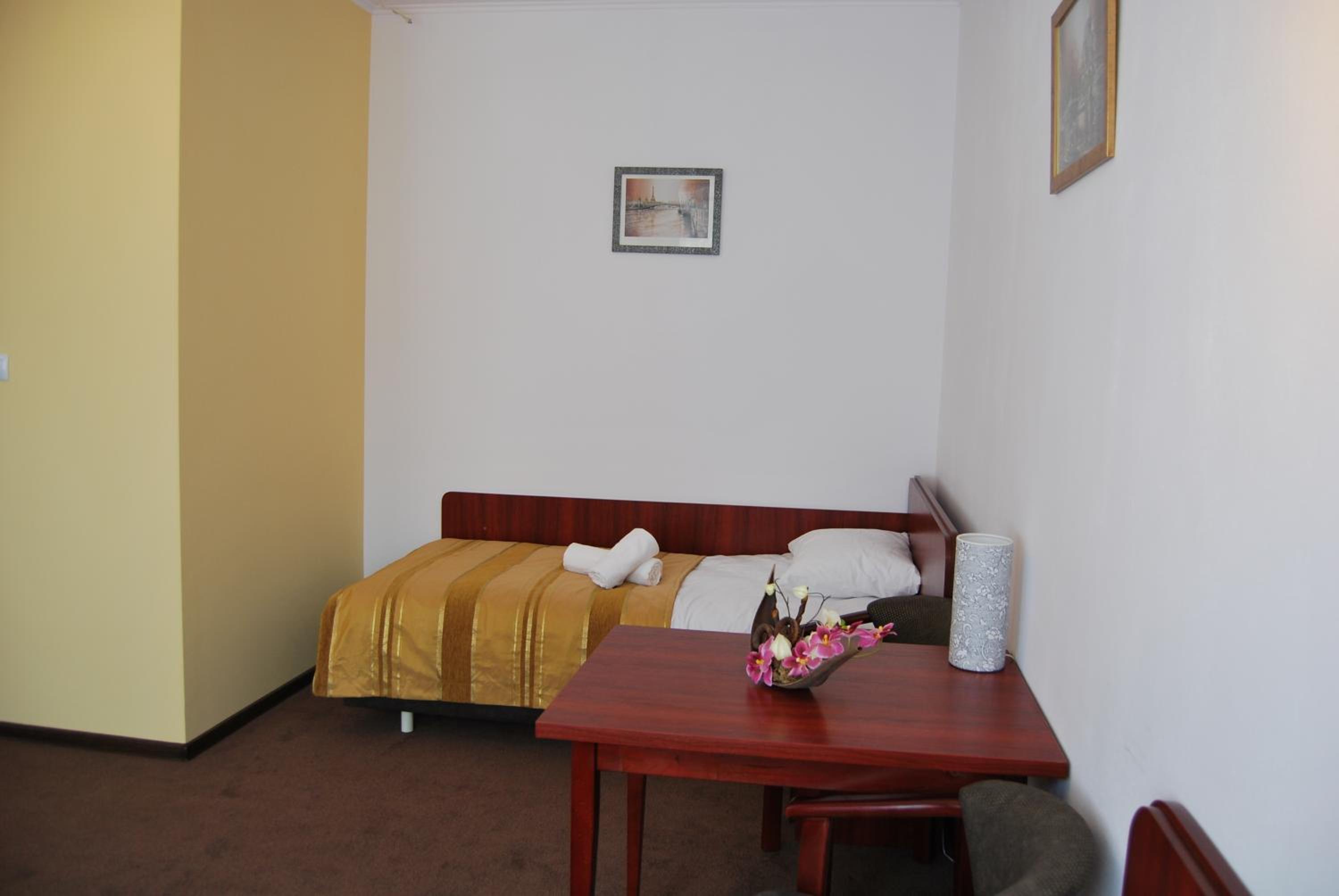 Twin Room - Photo 18