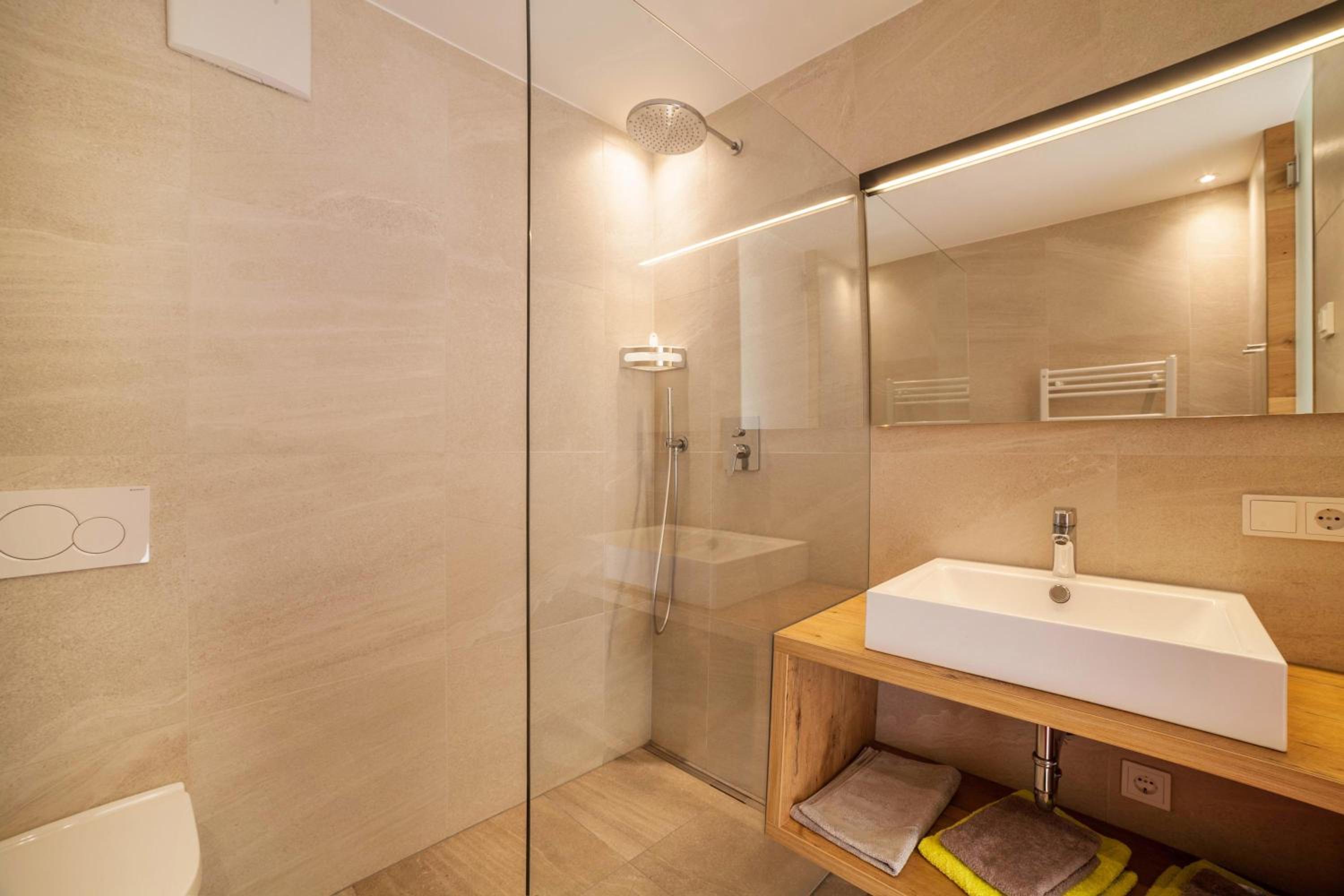 Two-Bedroom Deluxe Apartment with Garden View photo 2