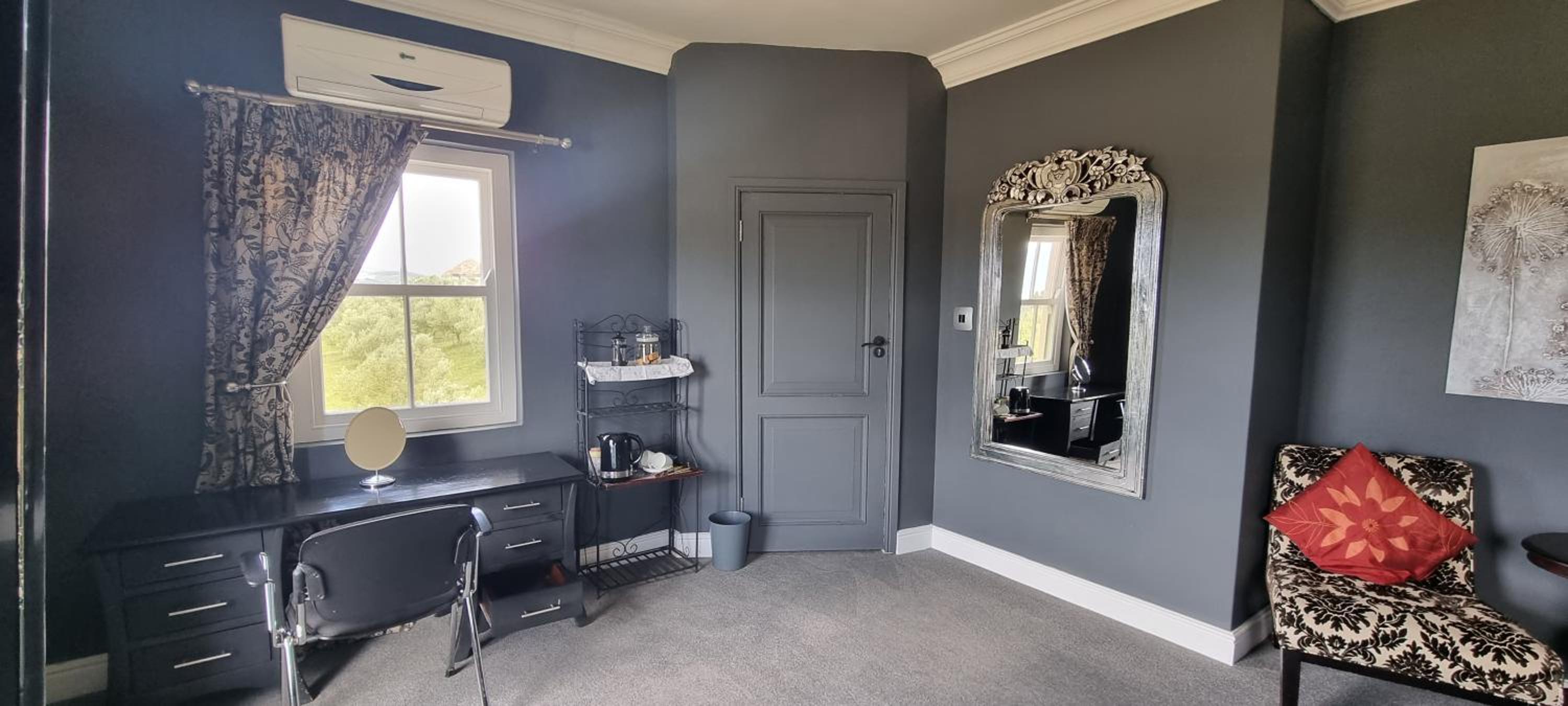 Suite with Mountain View - Photo 7