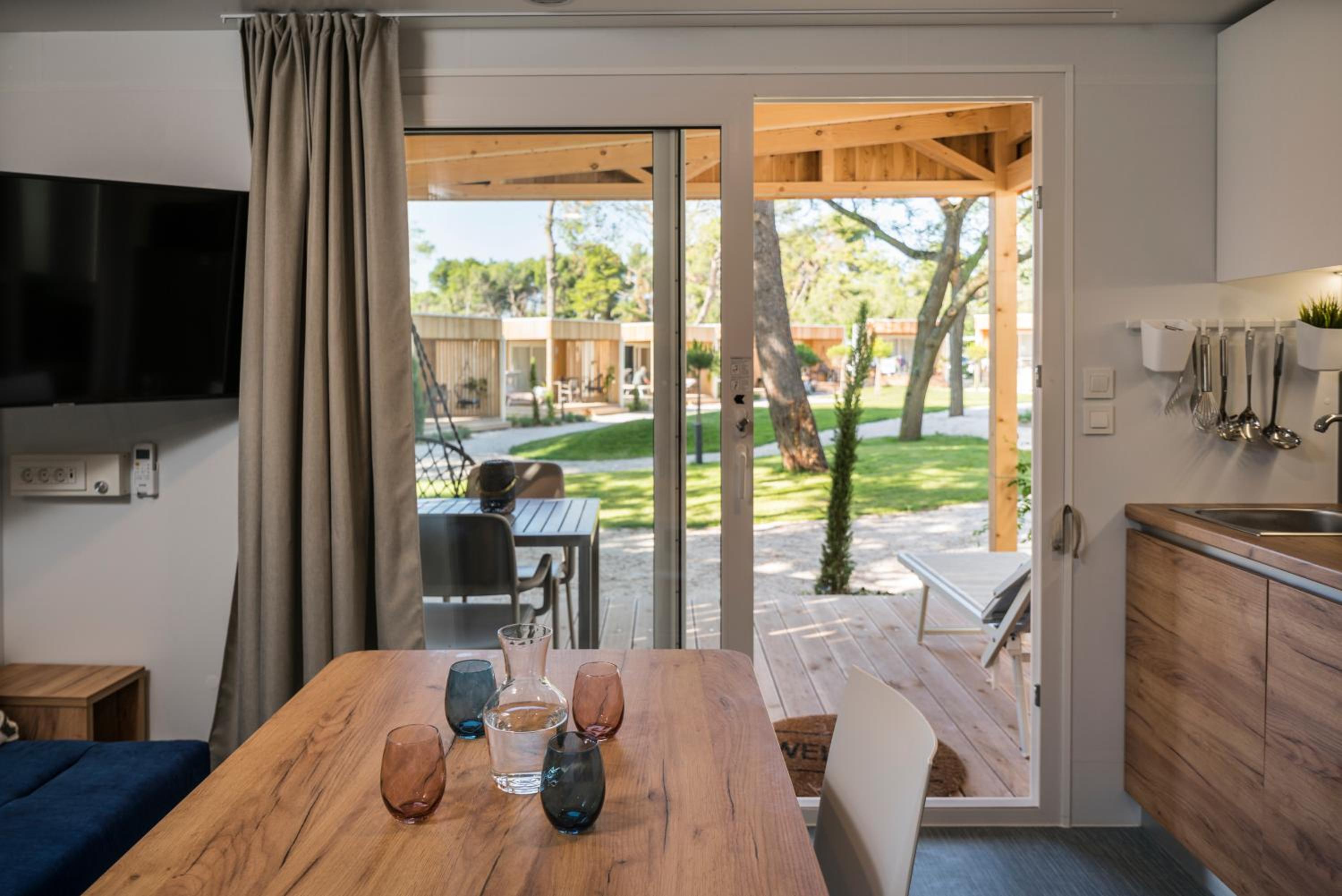 Comfort One-Bedroom Mobile Home with Terrace photo 2