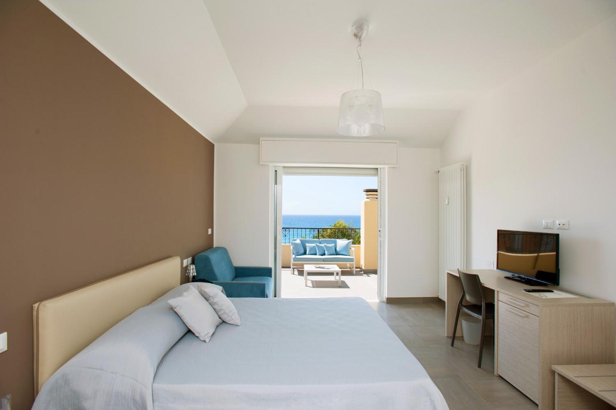 Deluxe Double Room with Sea View - Photo 11