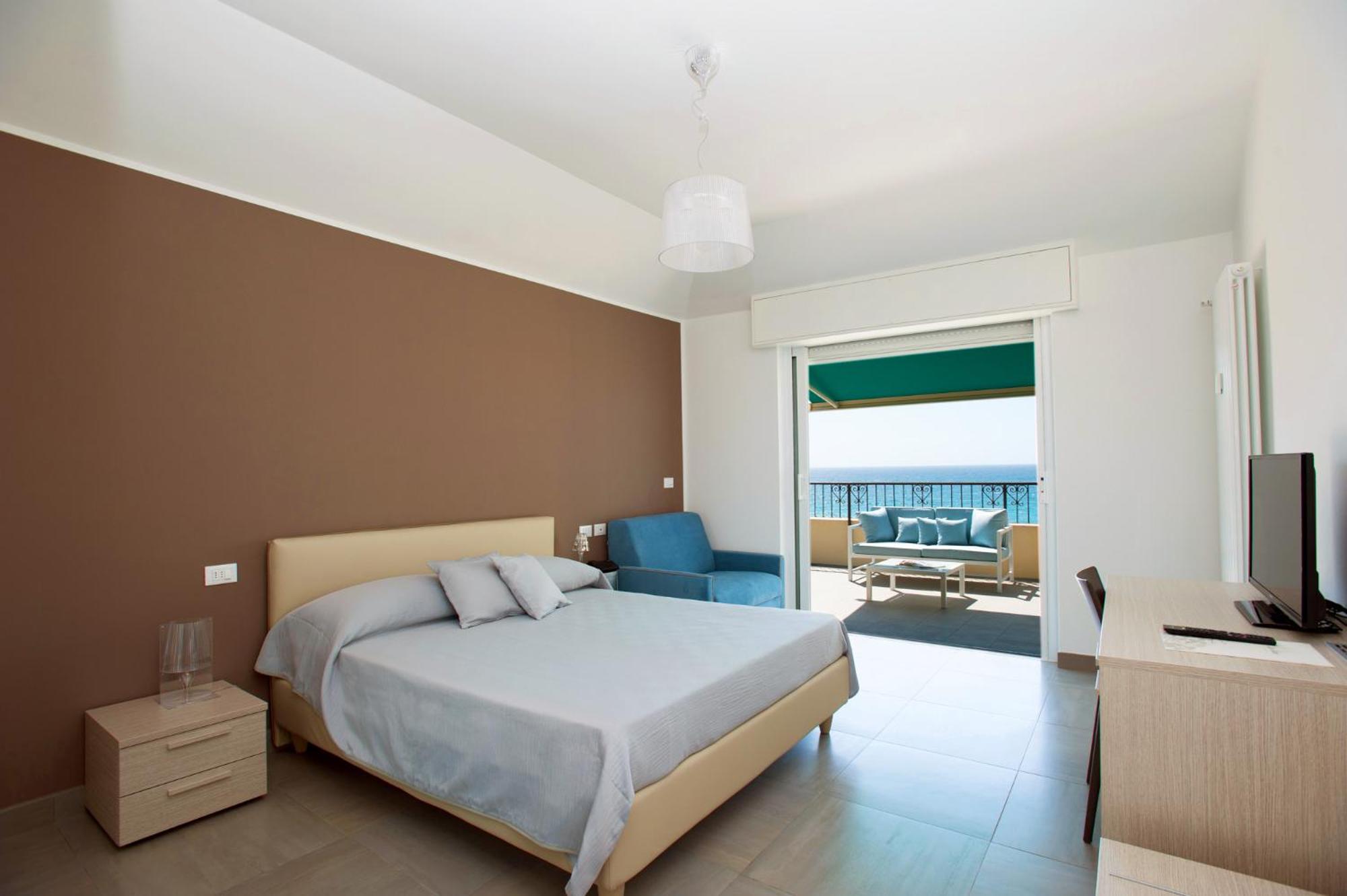 Deluxe Double Room with Sea View - Photo 10