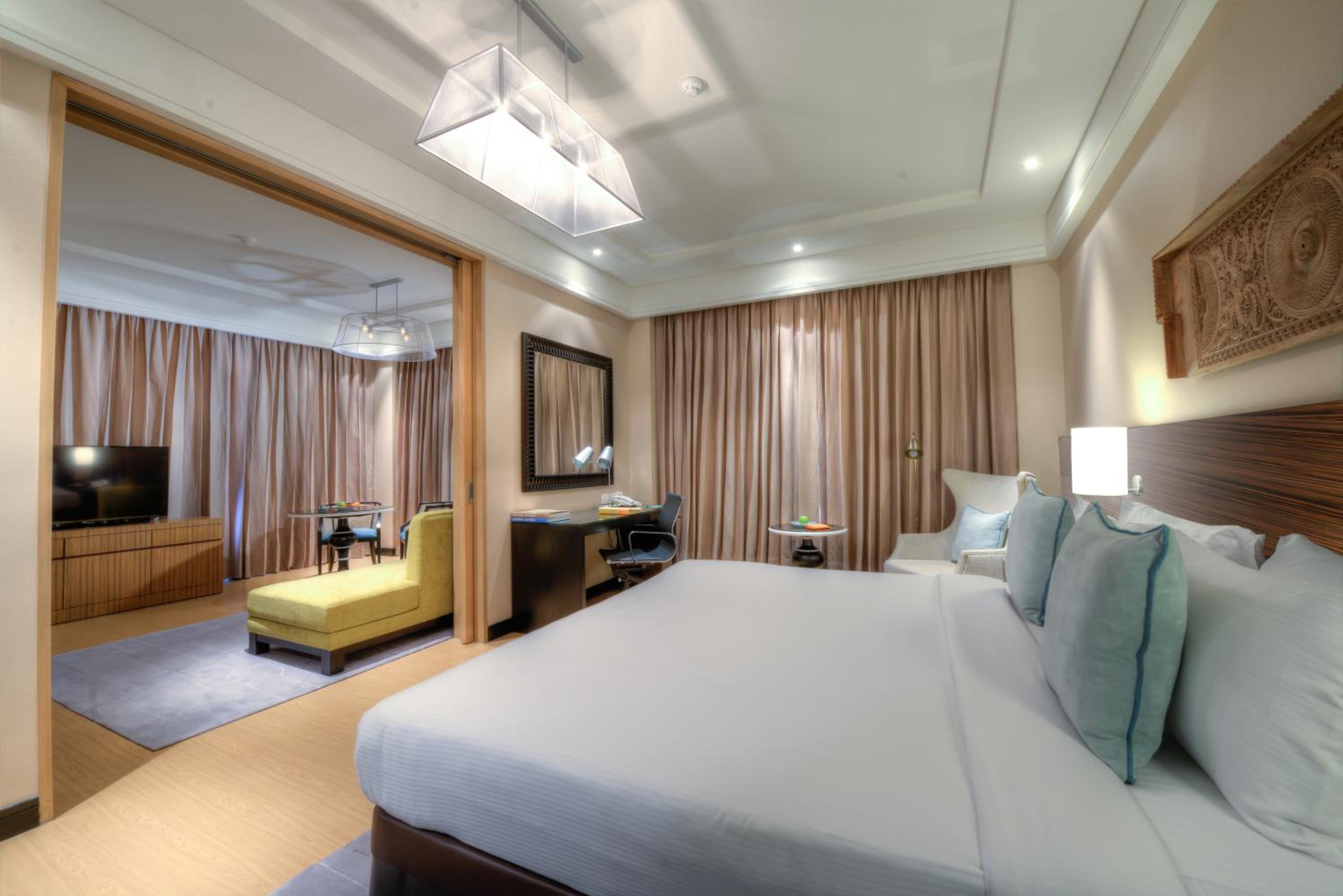 Suite - Complimentary 04 Pieces Laundry (Per Day), Lounge Access Happy hours between 07:00 pm to 08:00 pm, 15 Min Foot Massage, Late check-out Upto 3 Hrs Subject to availability - Photo 5