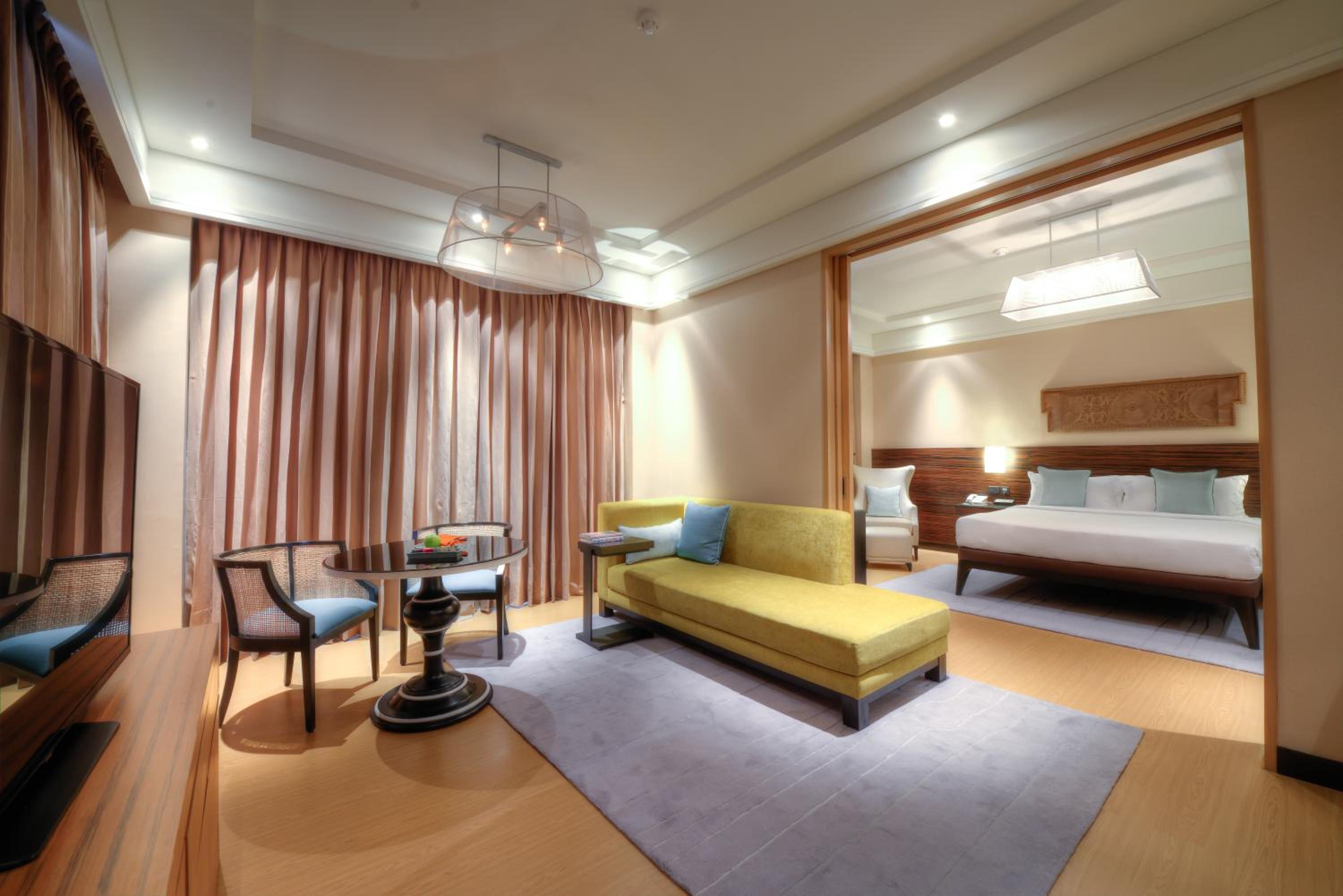 Suite - Complimentary 04 Pieces Laundry (Per Day), Lounge Access Happy hours between 07:00 pm to 08:00 pm, 15 Min Foot Massage, Late check-out Upto 3 Hrs Subject to availability - Photo 1