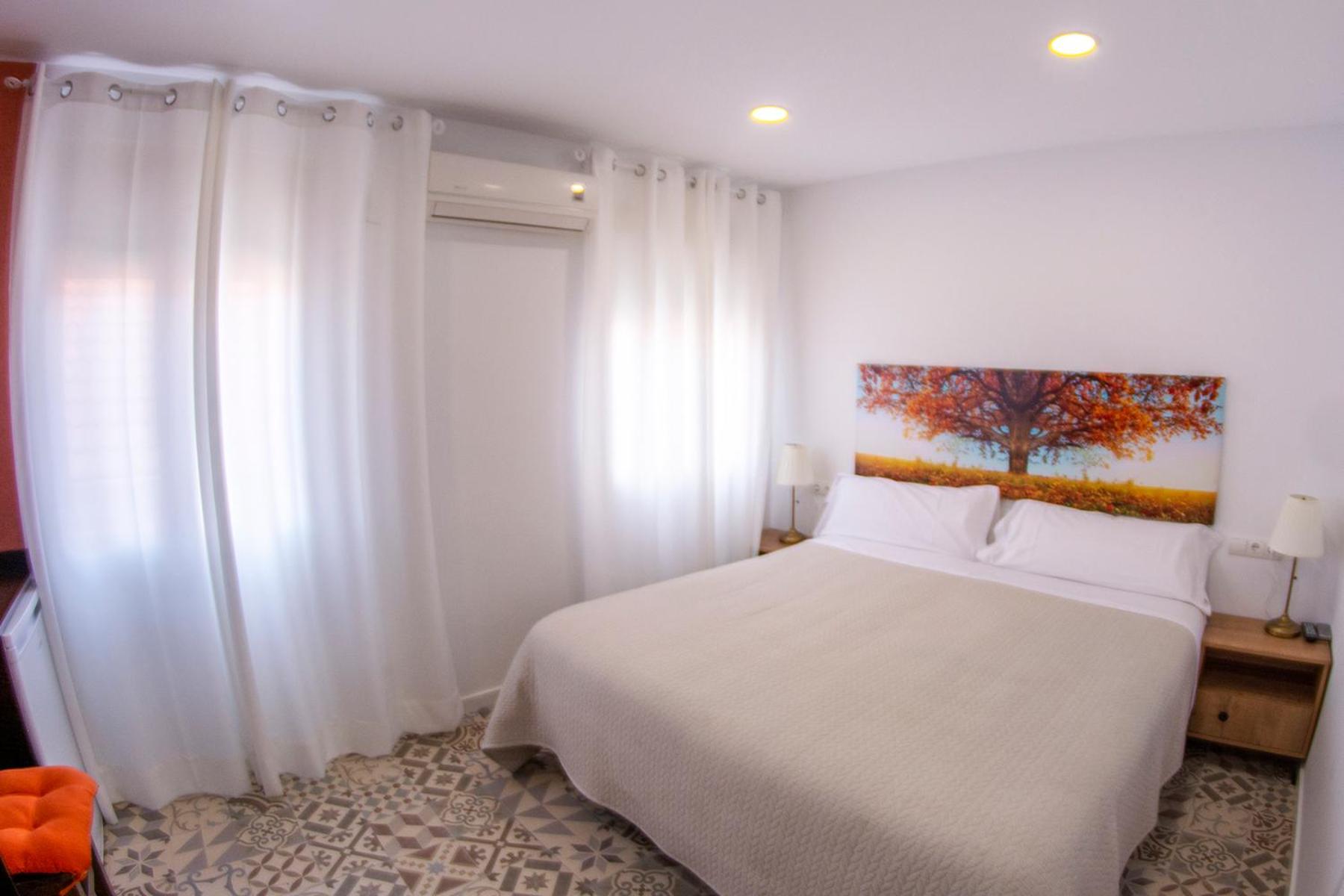 Double or Twin Room with Private Bathroom - Photo 8