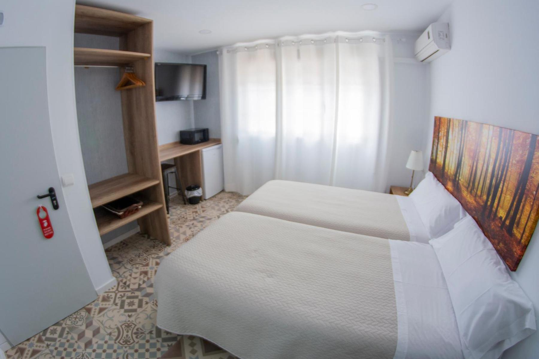 Double or Twin Room with Private Bathroom - Photo 10