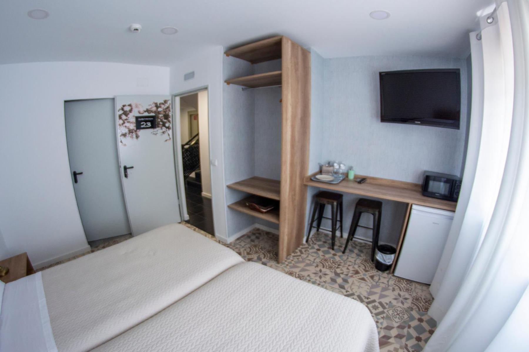 Double or Twin Room with Private Bathroom - Photo 7