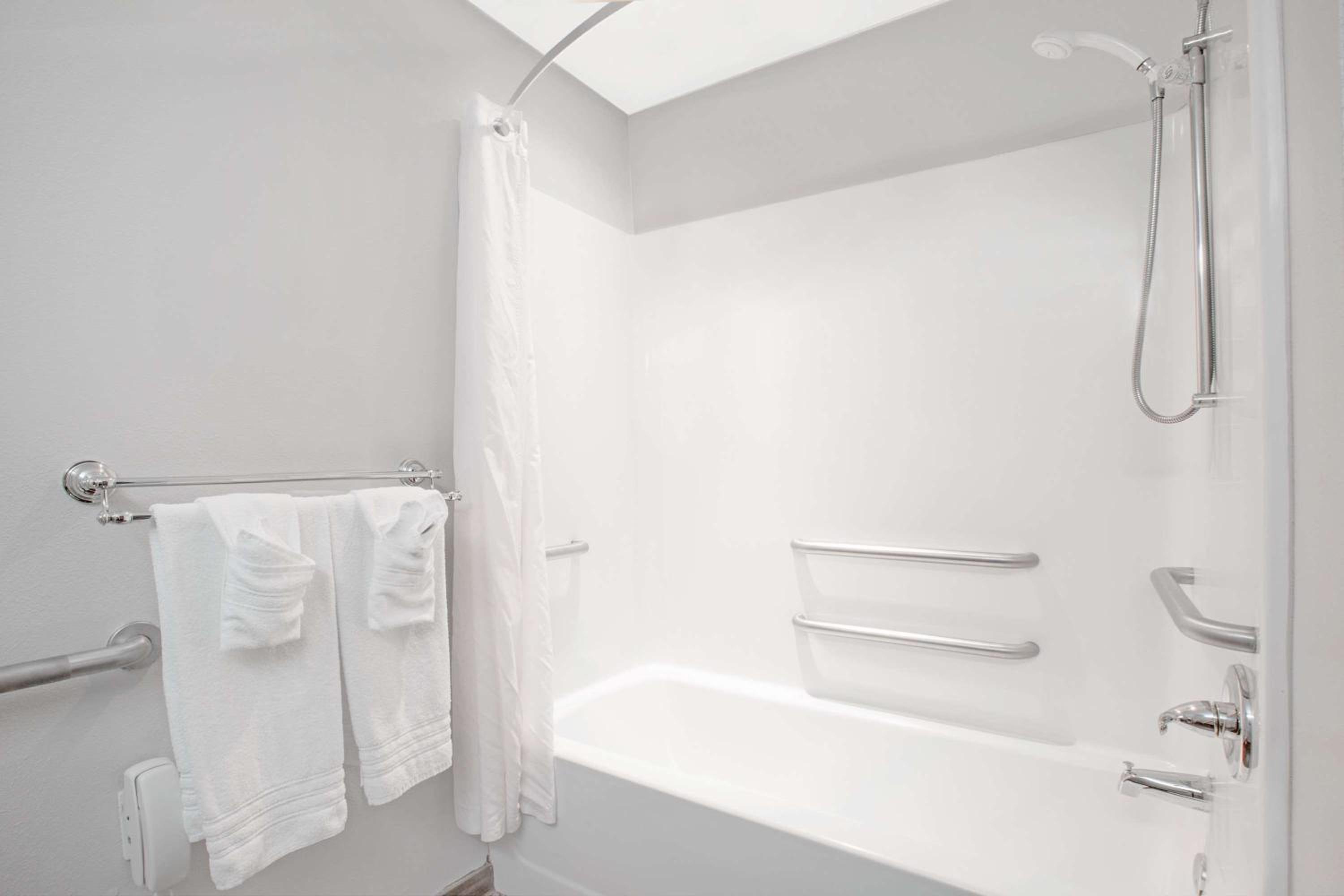 Deluxe Queen Room with Two Queen Beds - Disability Access - Non-Smoking - Photo 3