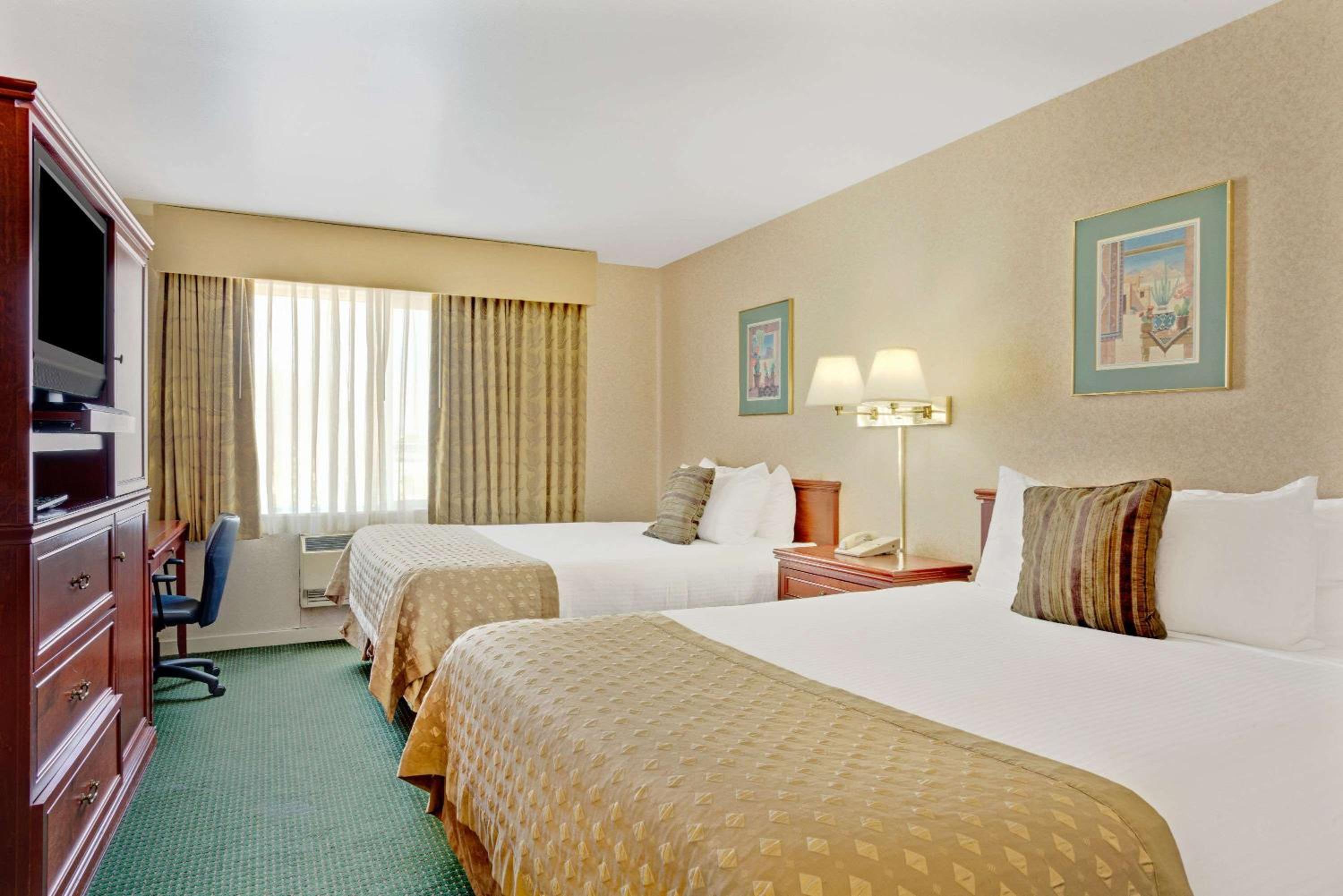 Queen Room with Two Queen Beds - Pet Friendly/Non-Smoking - Photo 3