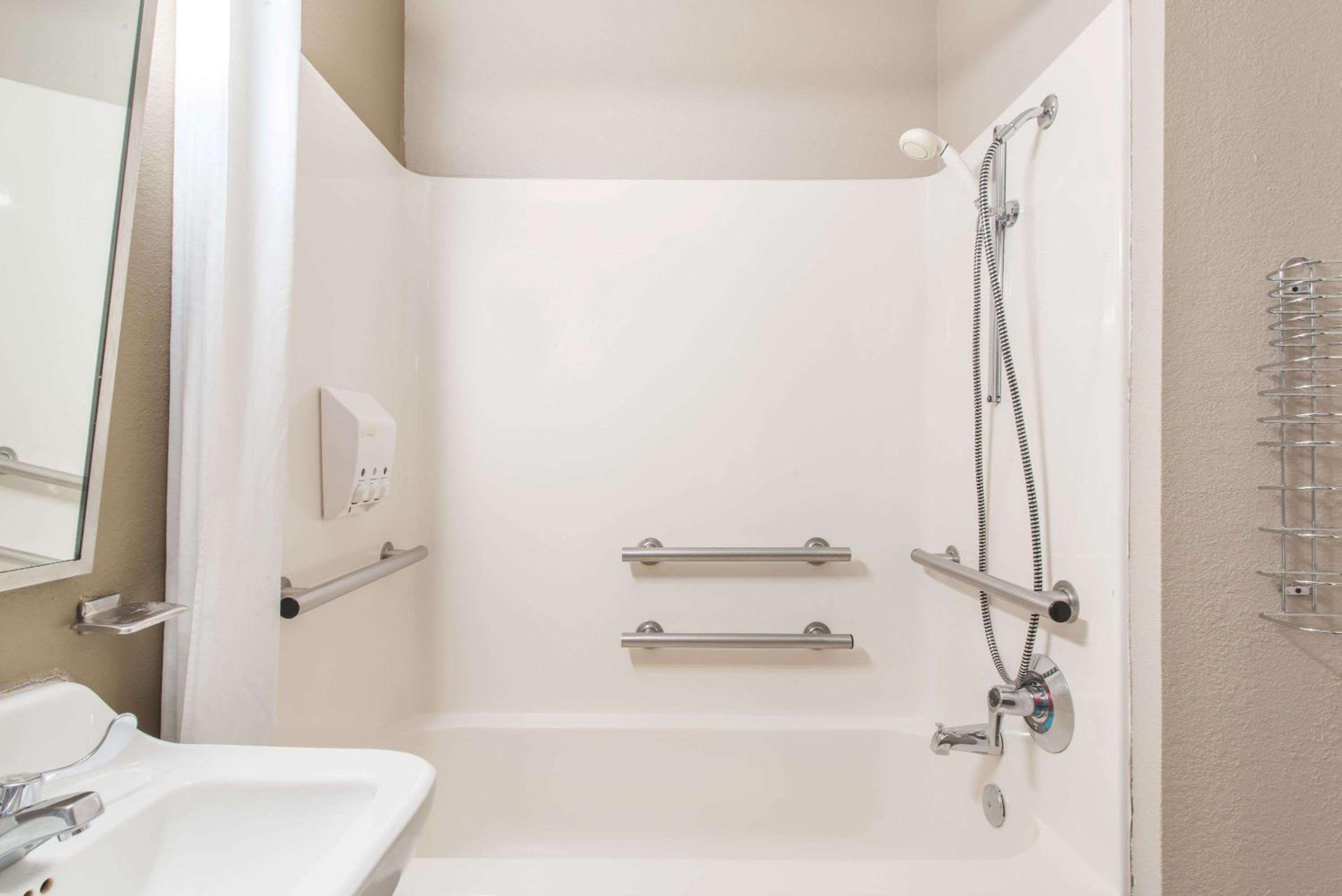 1 King Bed, Mobility/Hearing Accessible Room, Tub w/Grab Bars, Non-Smoking - Photo 2