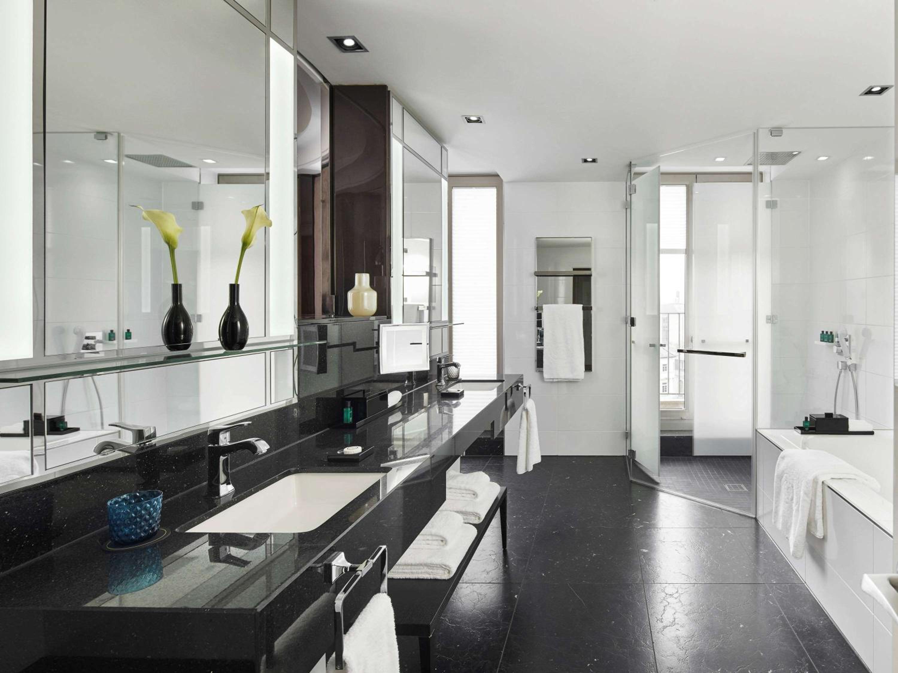 Präsidentensuite mit Kingsize-Bett und Dachterrasse – Aussicht Präsidentensuite mit Kingsize-Bett und Dachterrasse – Aussicht