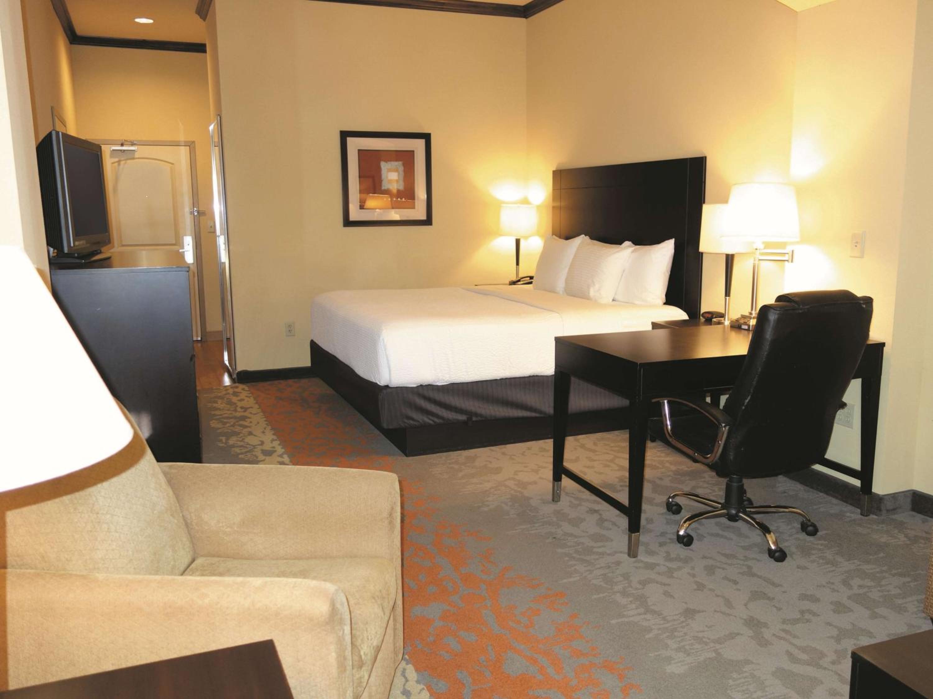 King Room with Roll-In Shower - Mobility Access/Non-Smoking - Photo 1
