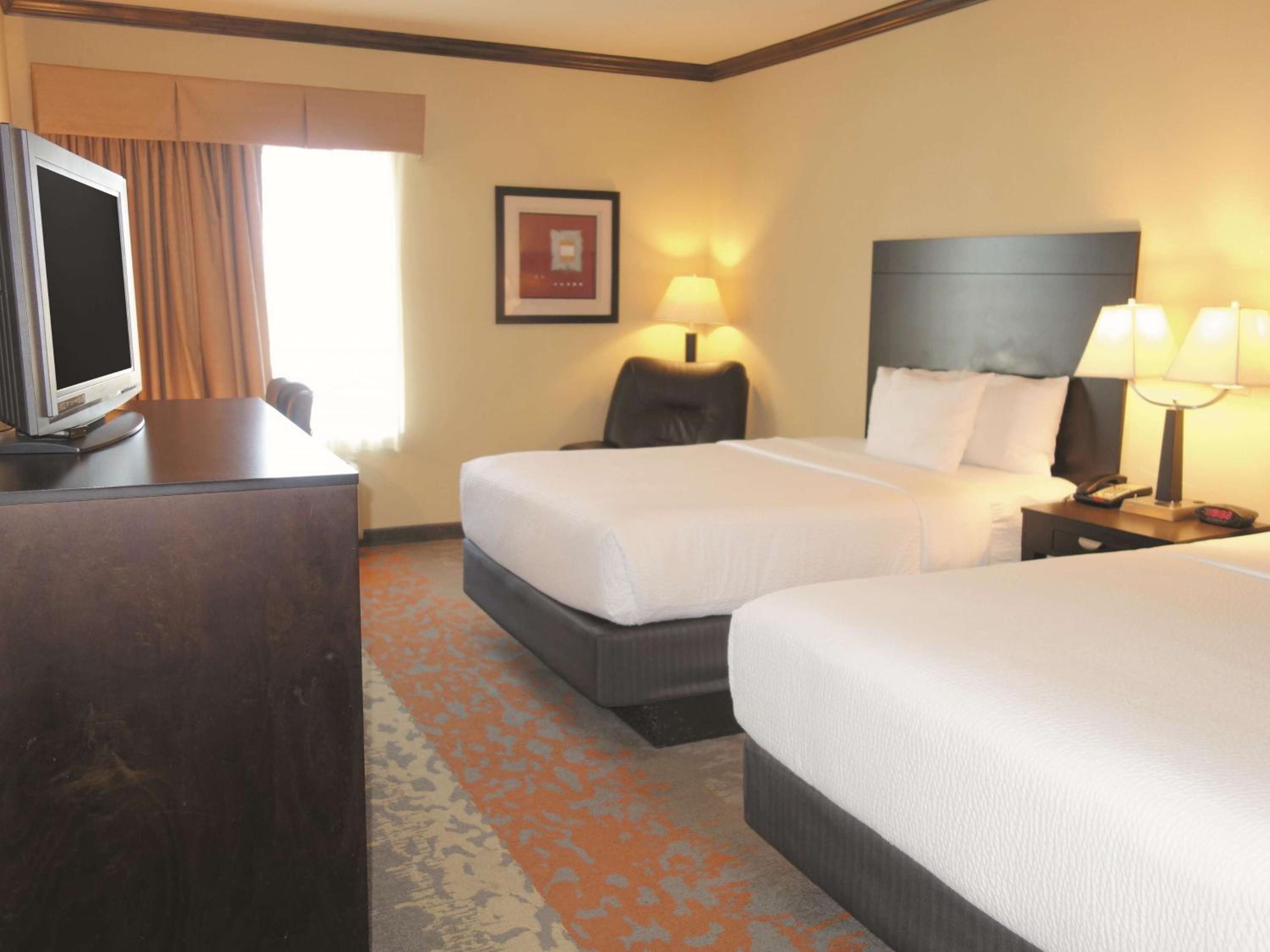 Deluxe Queen Room with Two Queen Beds - Photo 4