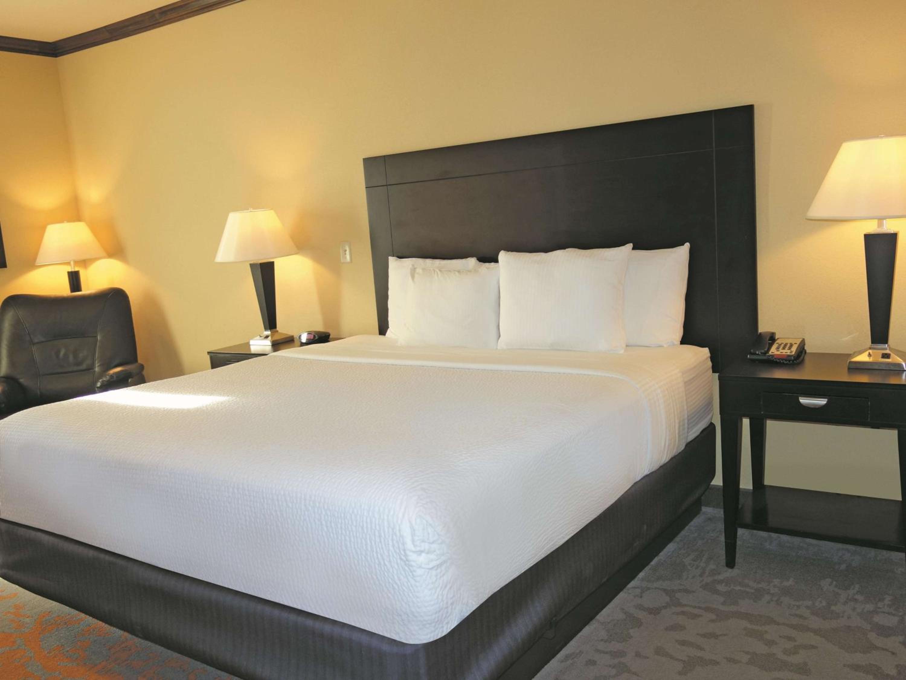 Deluxe King Room - Photo 3