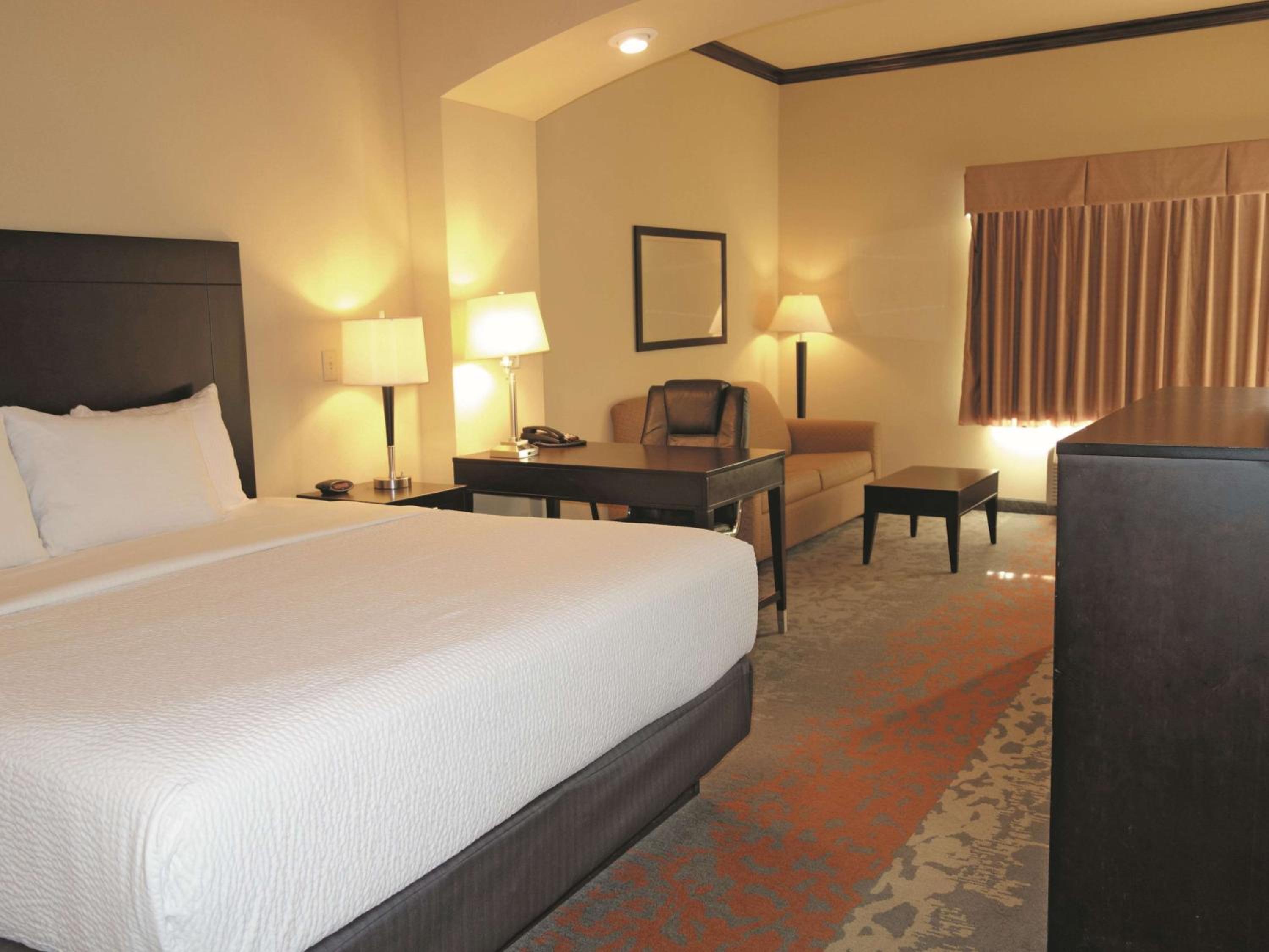 1 King Bed, Deluxe Mobility Accessible Room, Bathtub w/ Grab Bars, Non-Smoking - Photo 1