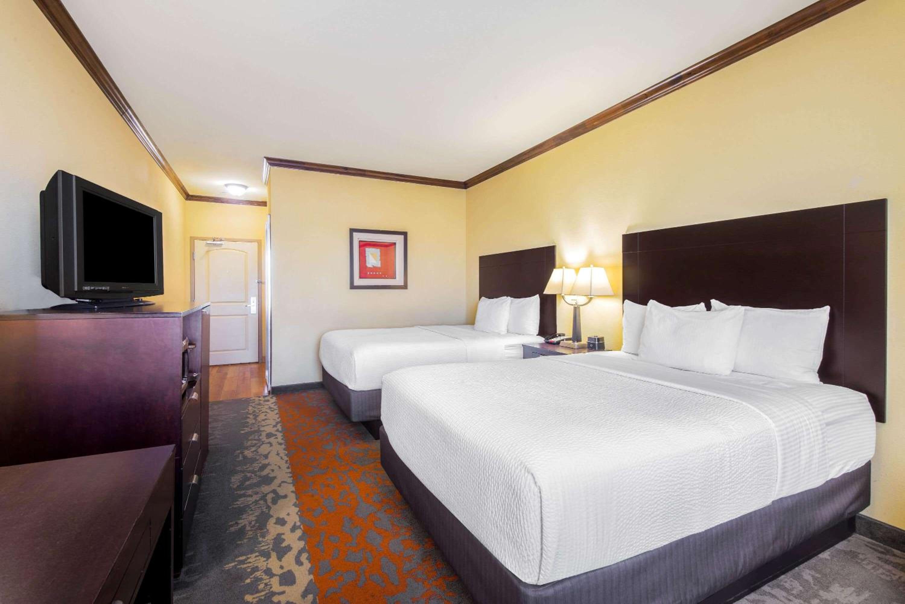 Deluxe Queen Room with Two Queen Beds - Photo 3