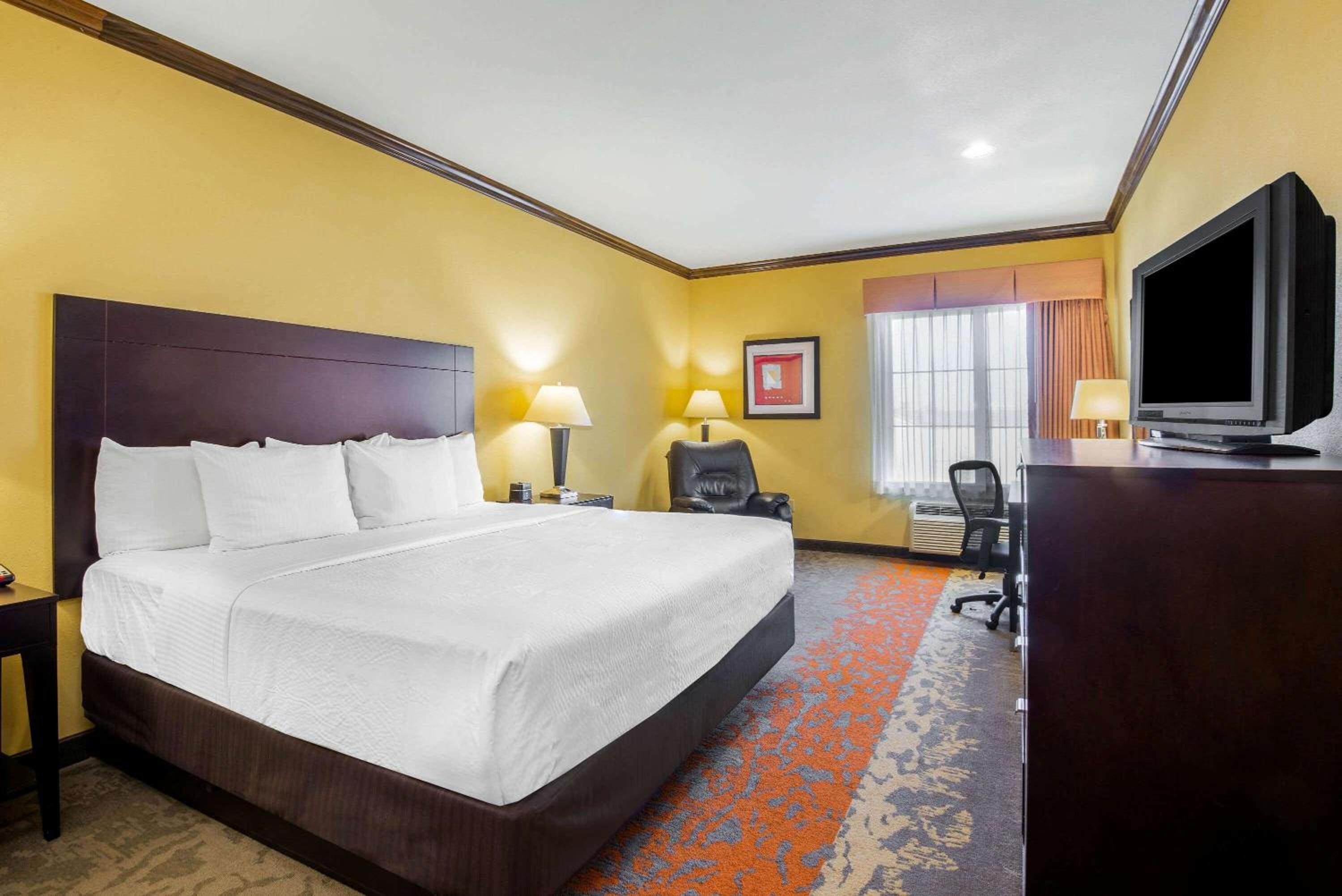 Deluxe King Room - Photo 2