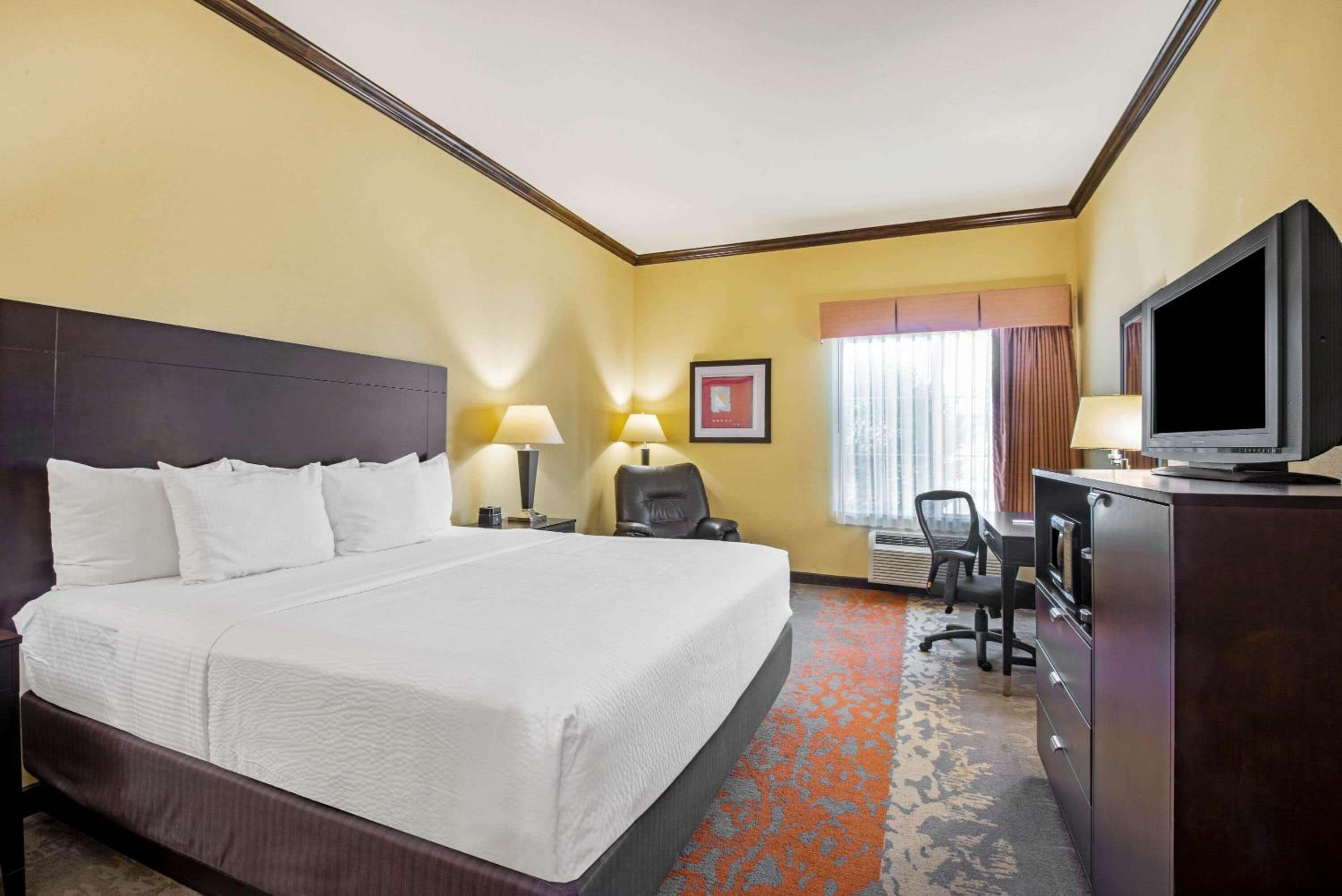 King Room with Roll-In Shower - Mobility Access/Non-Smoking - Photo 2