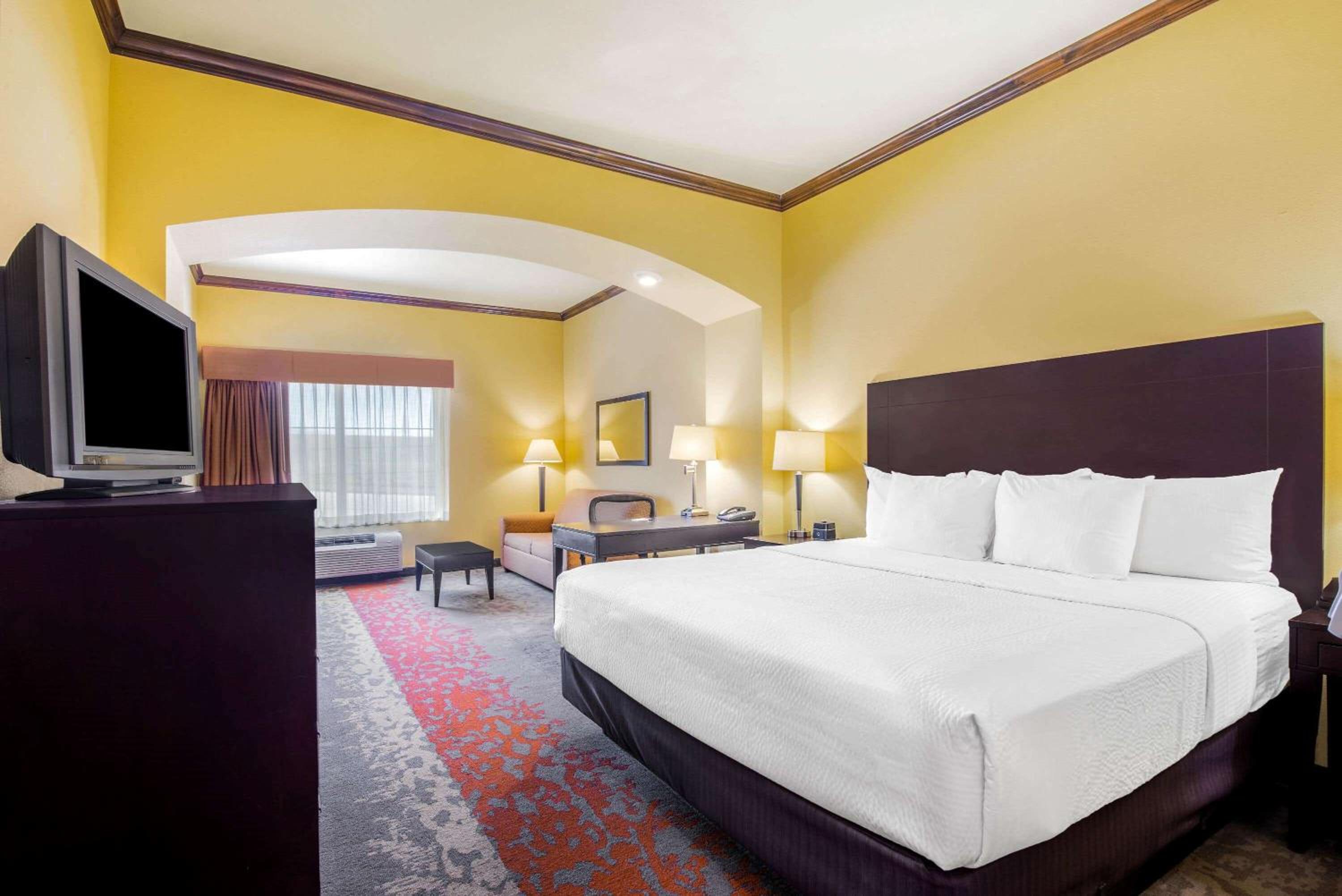 1 King Bed, Deluxe Mobility Accessible Room, Bathtub w/ Grab Bars, Non-Smoking - Photo 2