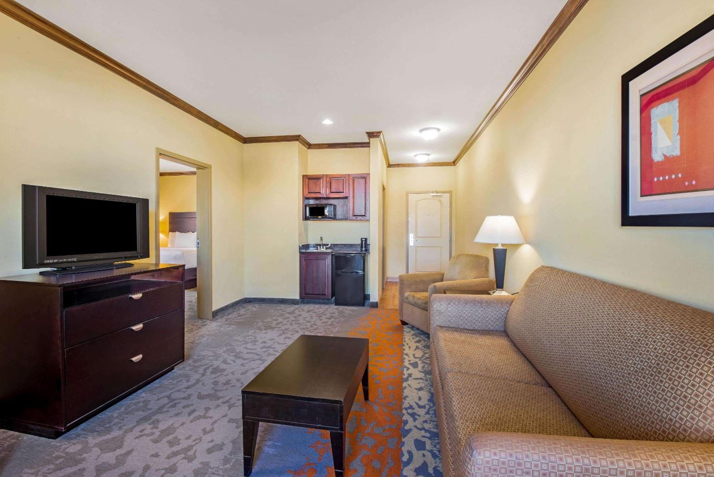 Deluxe Family Suite - Non-Smoking - Photo 2