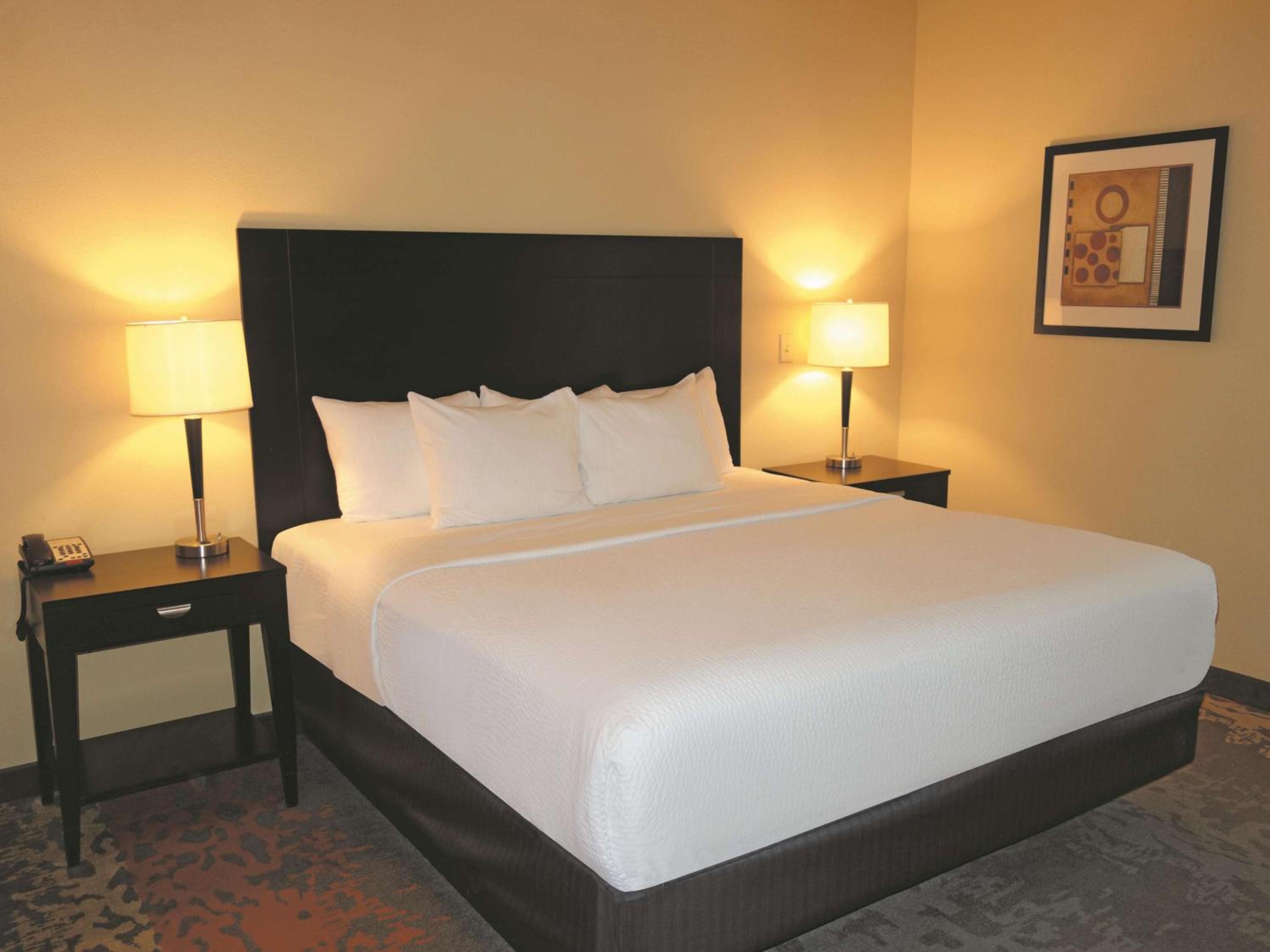 Deluxe King Room with Bath Tub - Mobility Accessible/Non-Smoking - Photo 1
