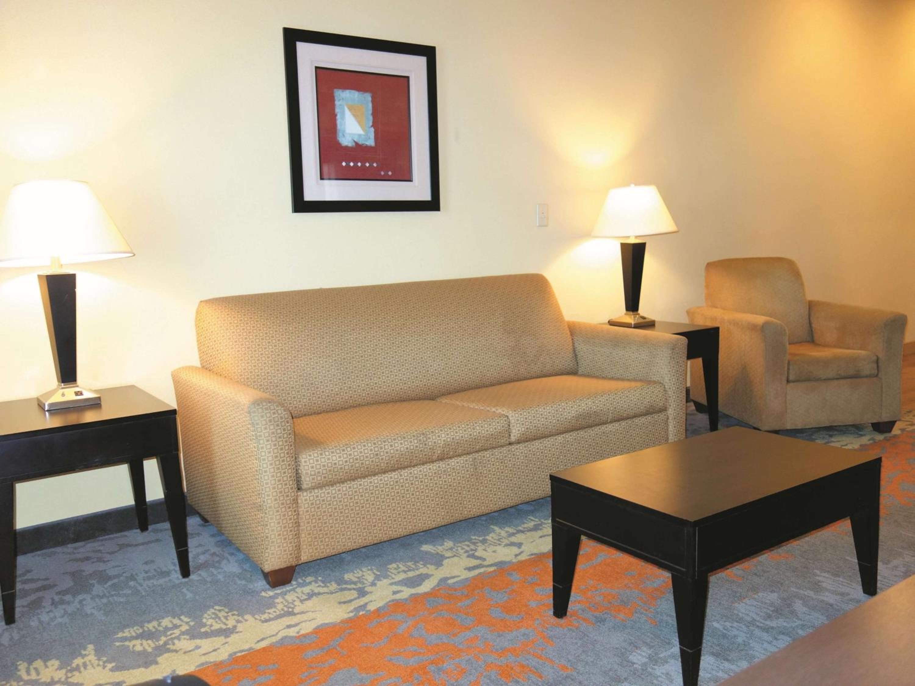 Deluxe Family Suite - Non-Smoking - Photo 1