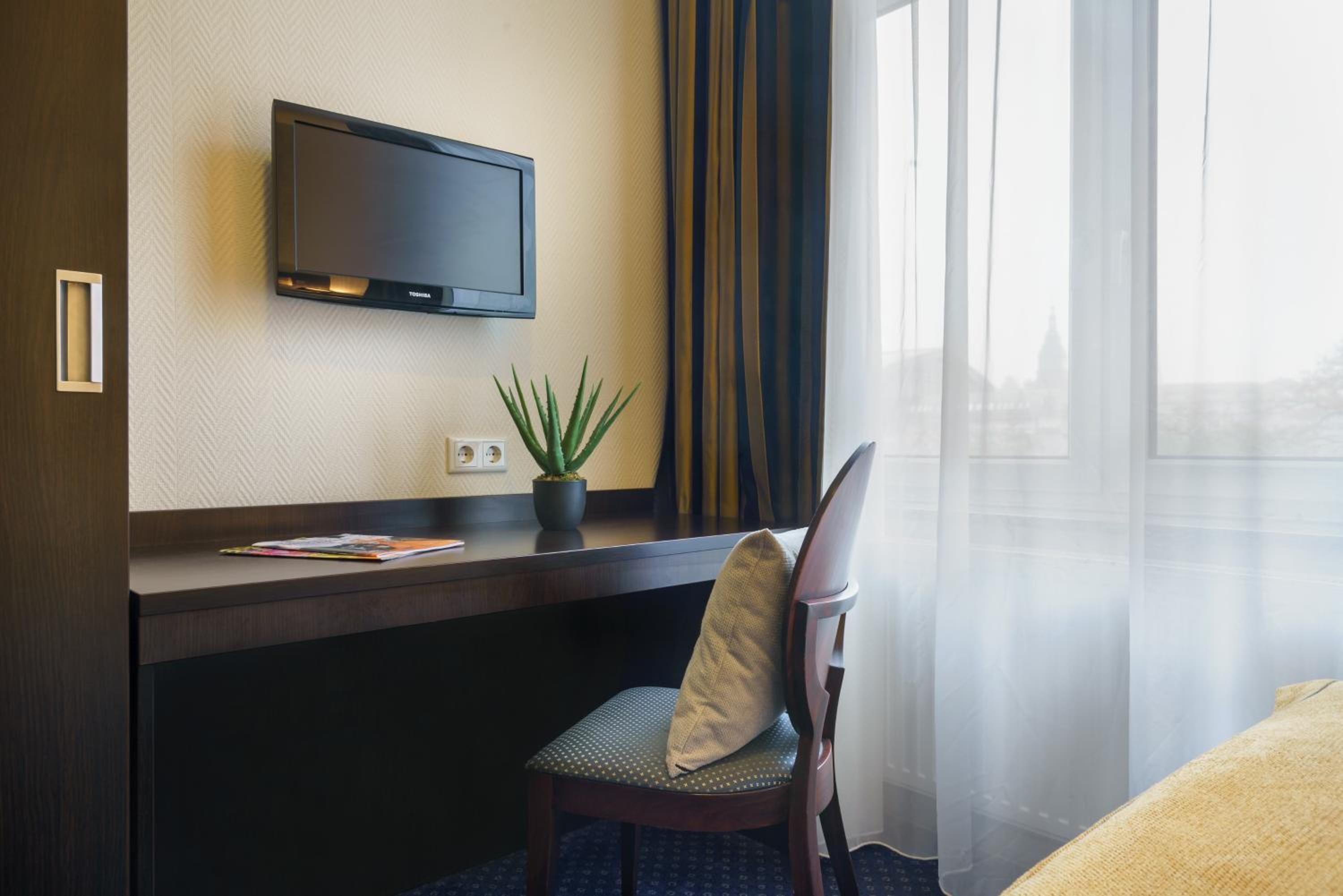 Small Double Room with Queen-size bed thumbnail 5