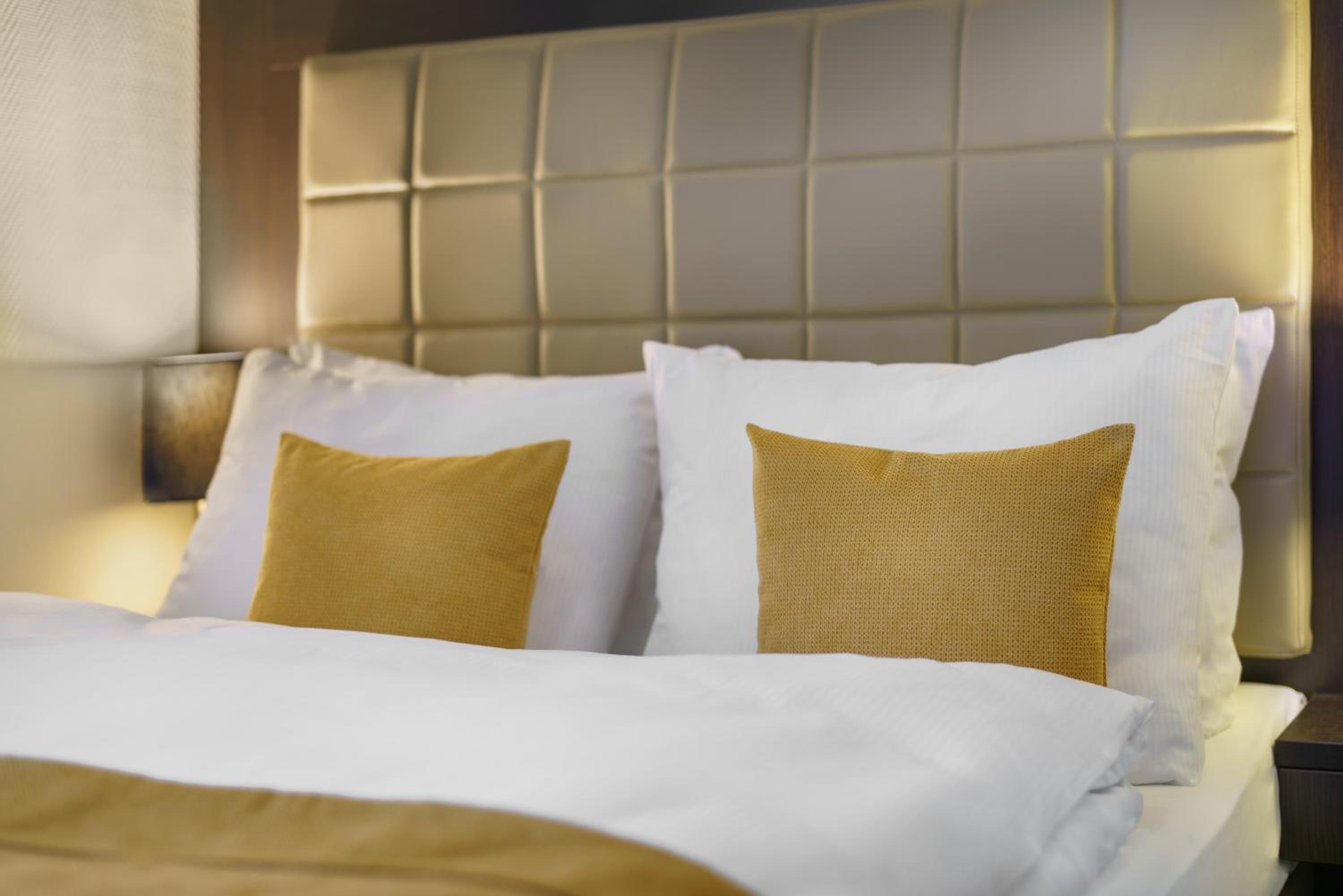 Small Double Room with Queen-size bed thumbnail 6