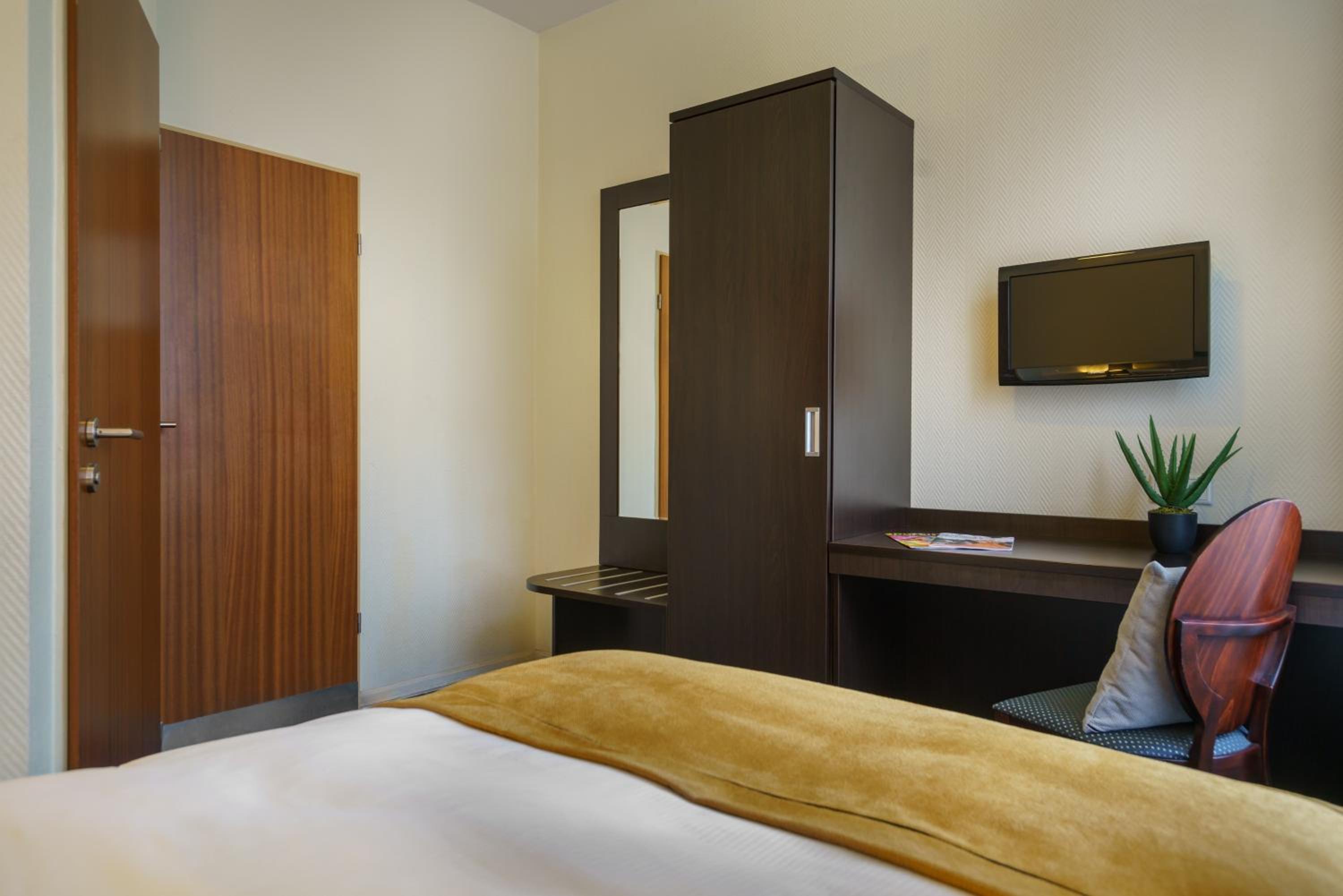 Small Double Room with Queen-size bed