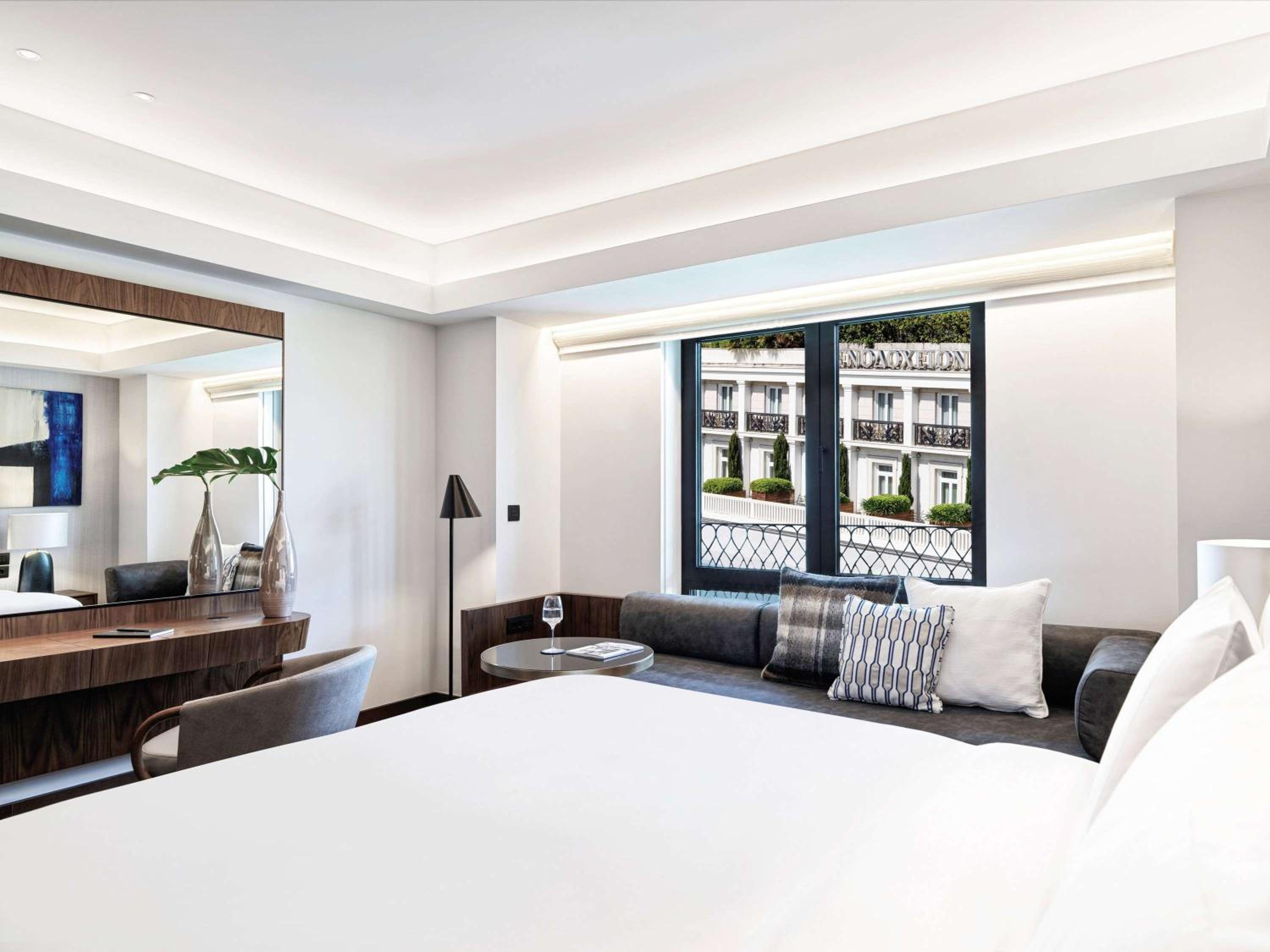 Deluxe King Suite thumbnail 6