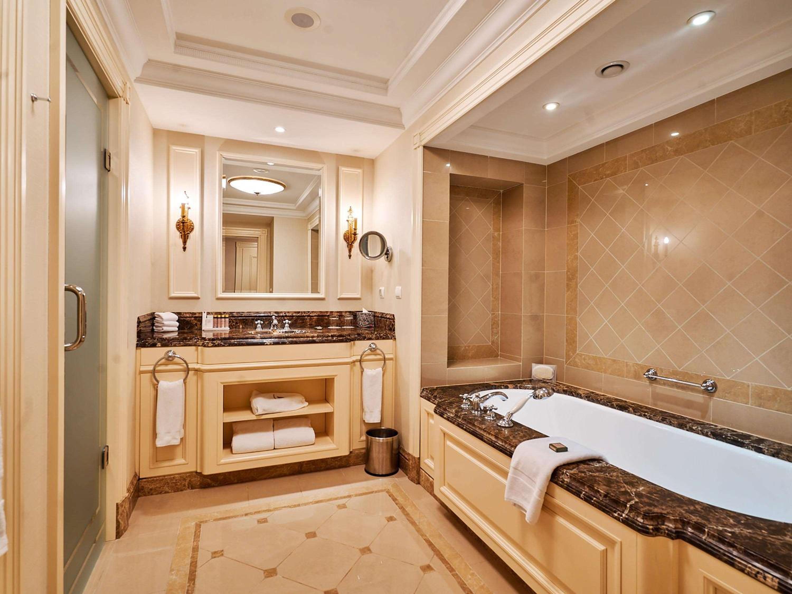 One-Bedroom King Suite with River View - Photo 3