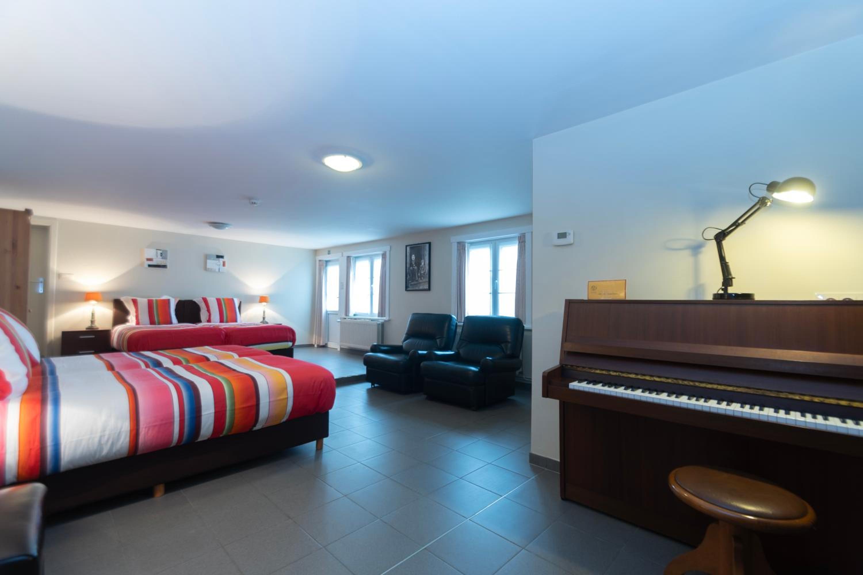 Six-Bedroom House photo 2