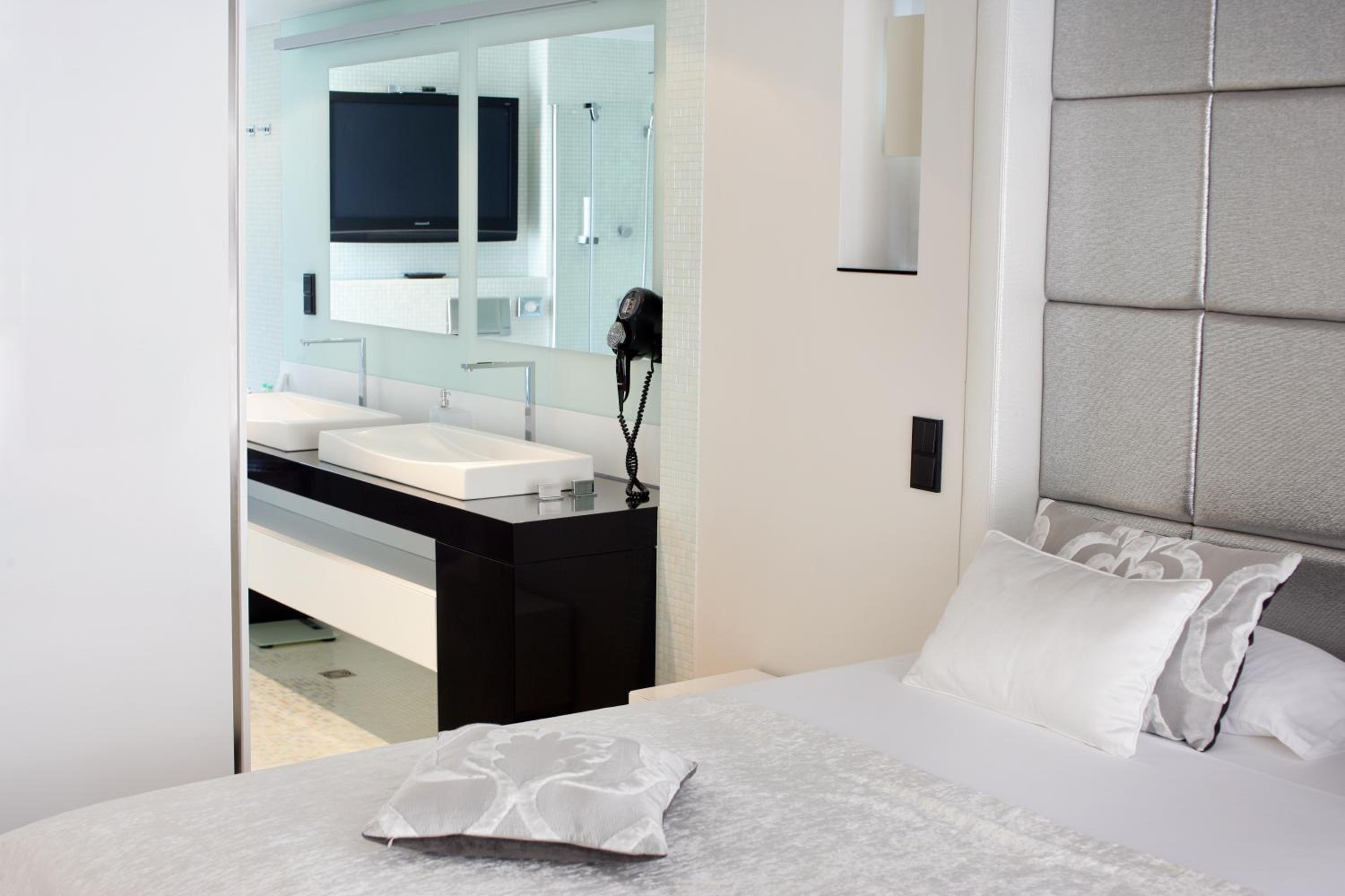 Superior Suite with Balcony and Jacuzzi, photo 7