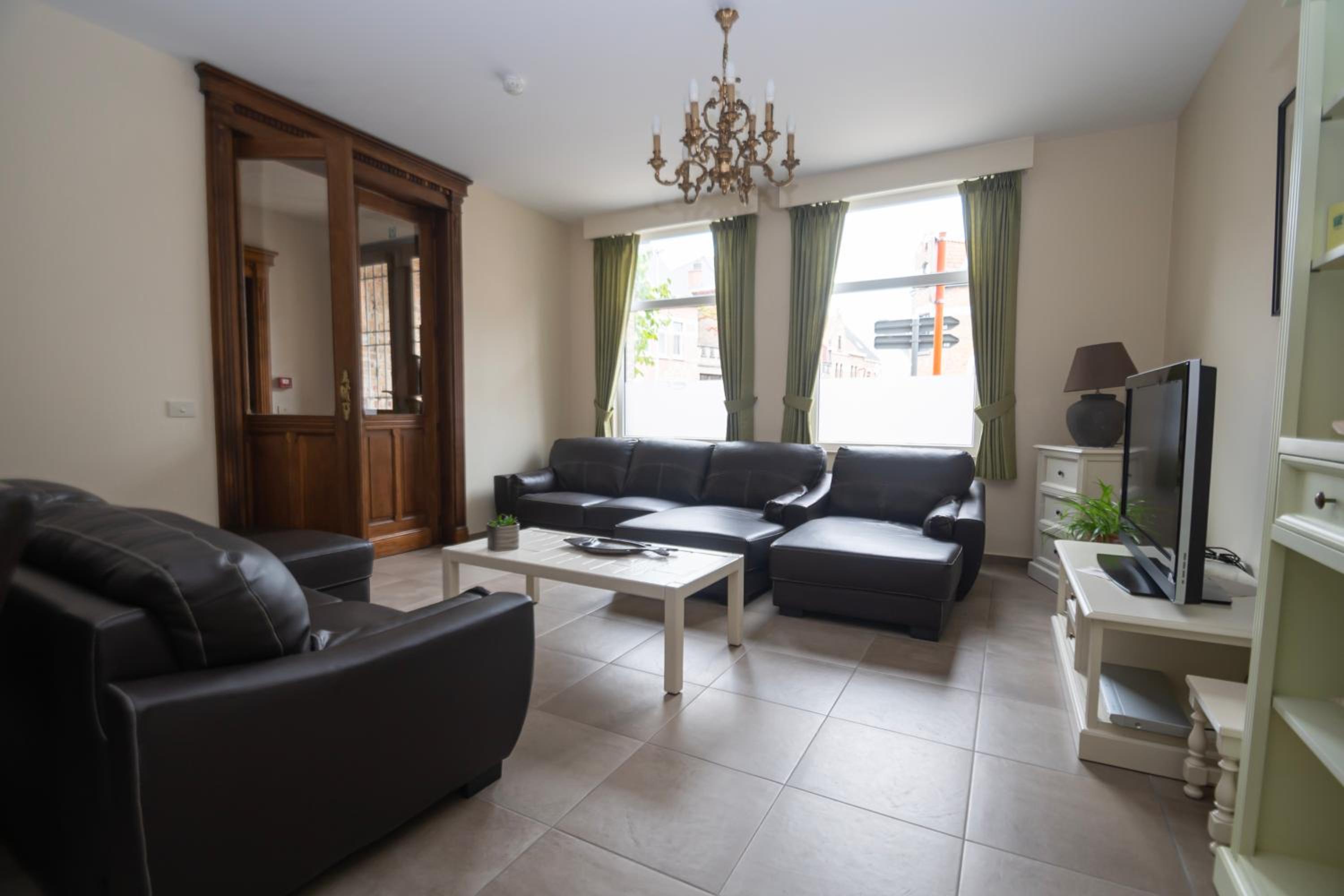 Six-Bedroom House photo 1