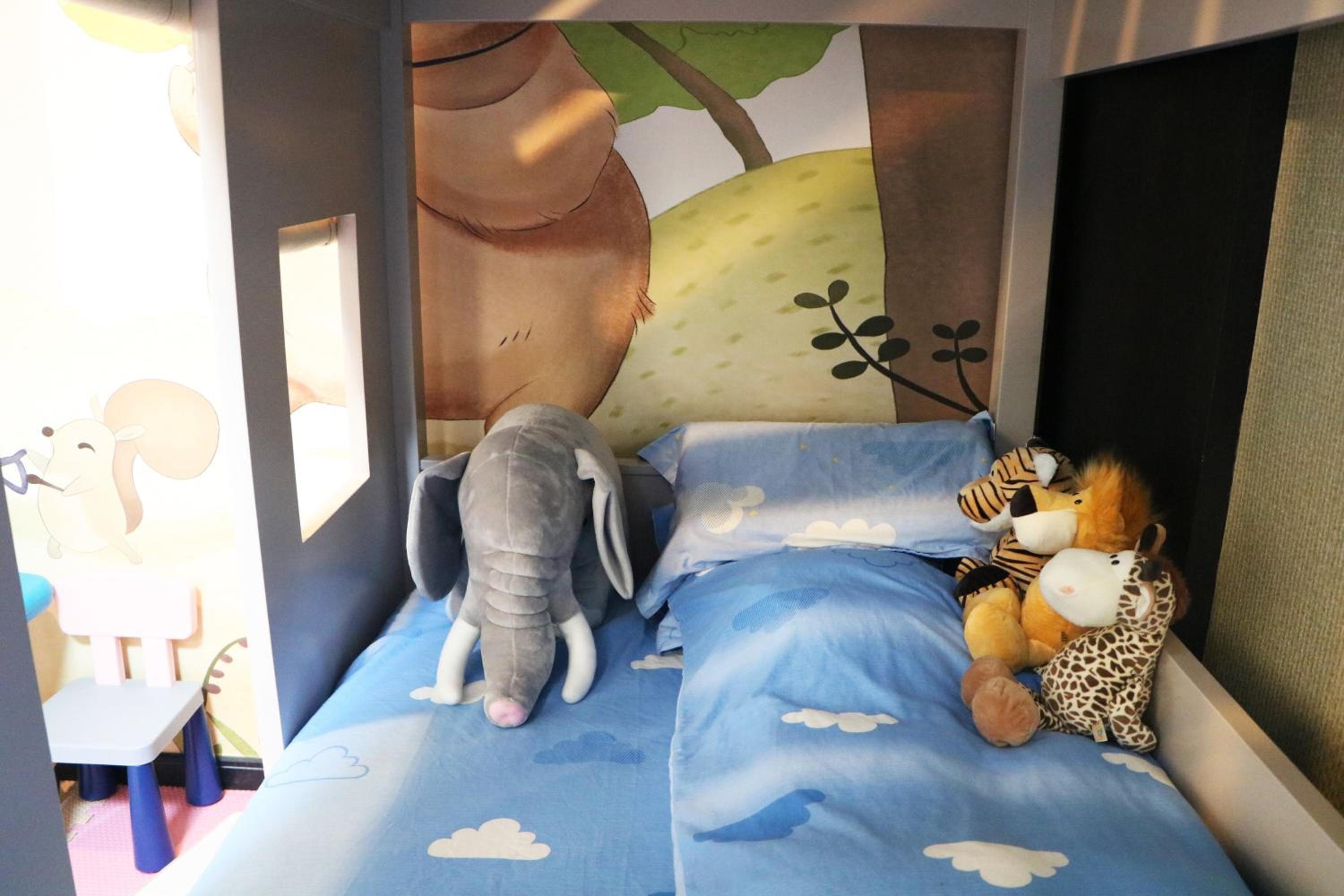 Junior King Suite with Living Area - Kids Theme - Photo 6