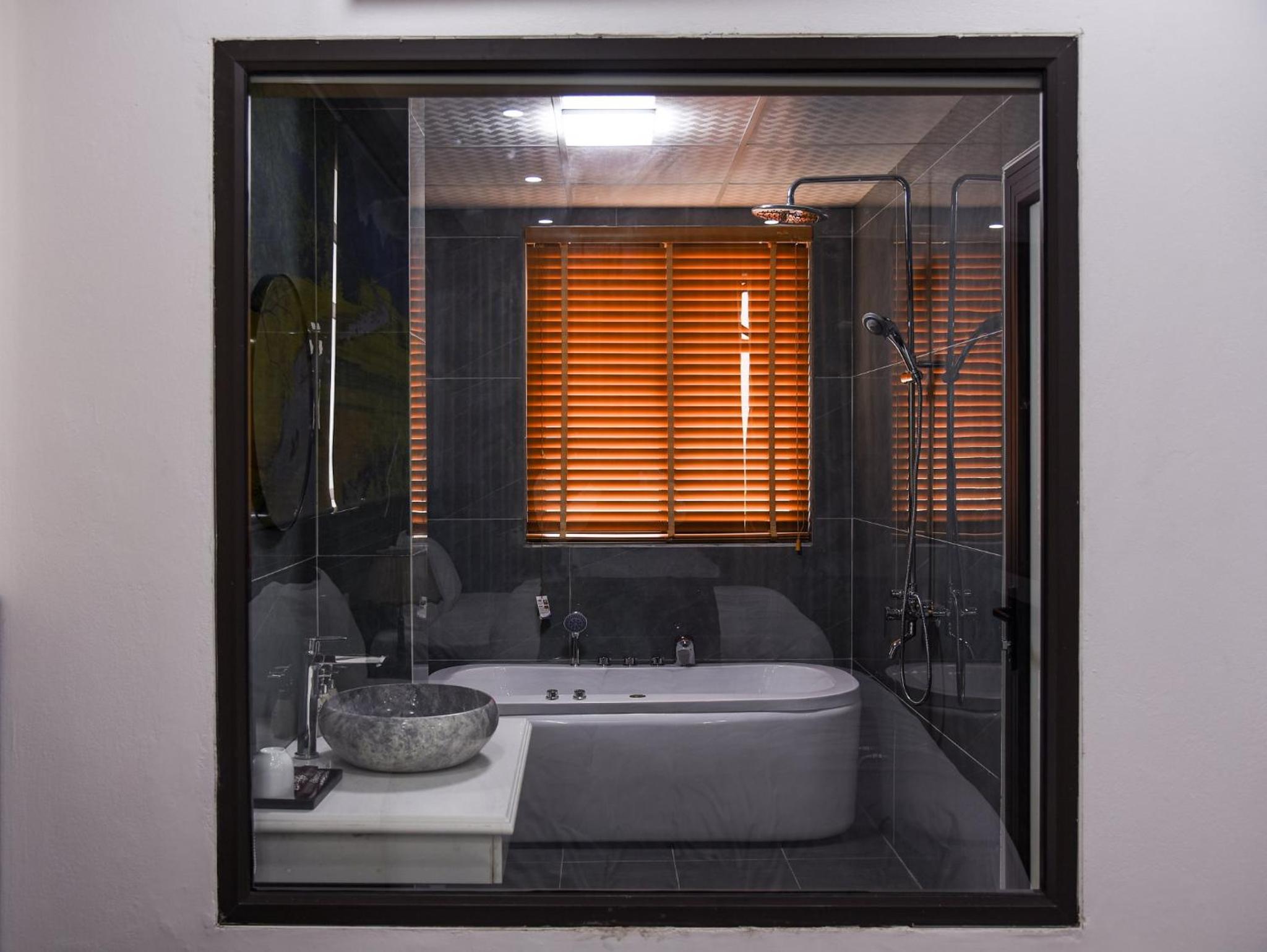 King Room with Balcony - Photo 7