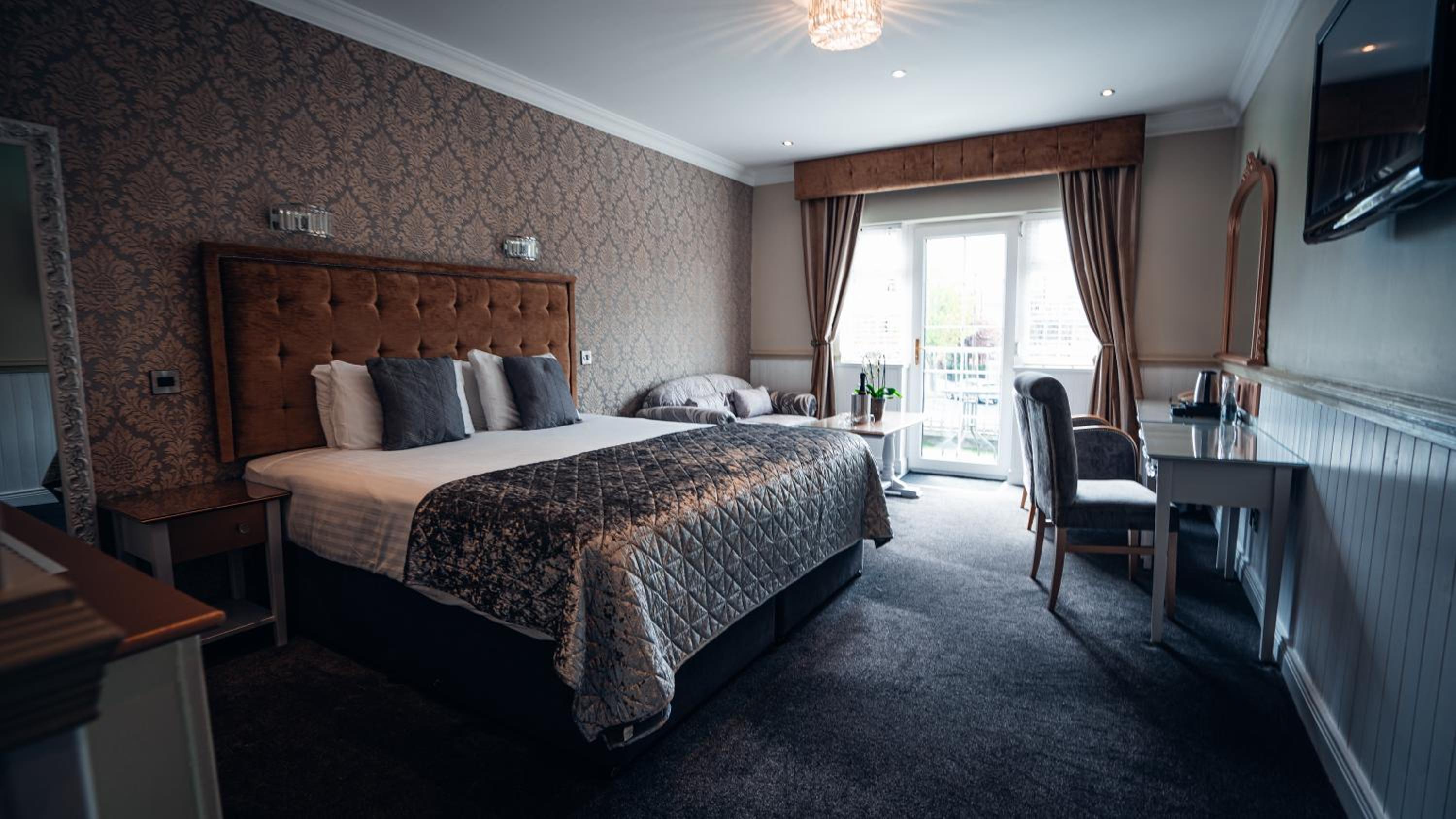 Superior King Room - Photo 3
