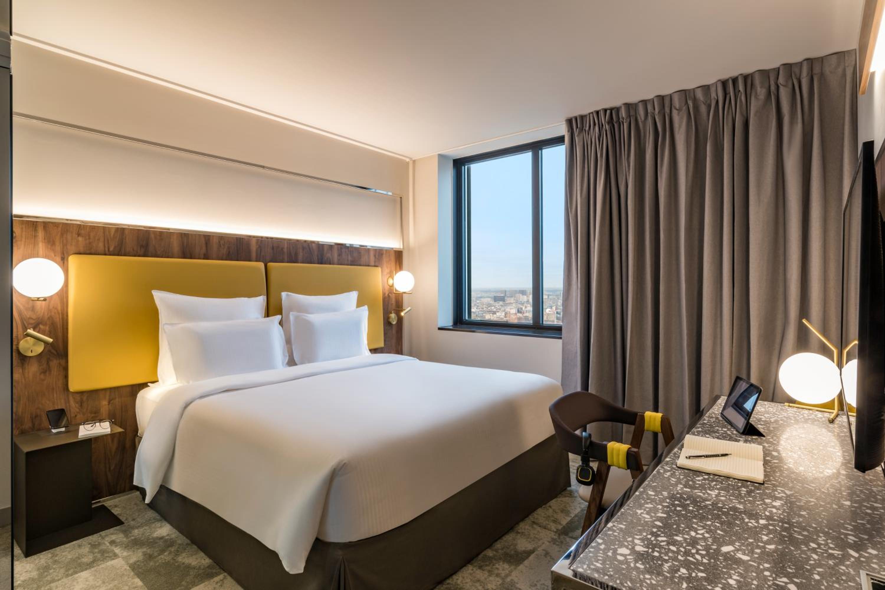 Deluxe Queen Room with Paris View