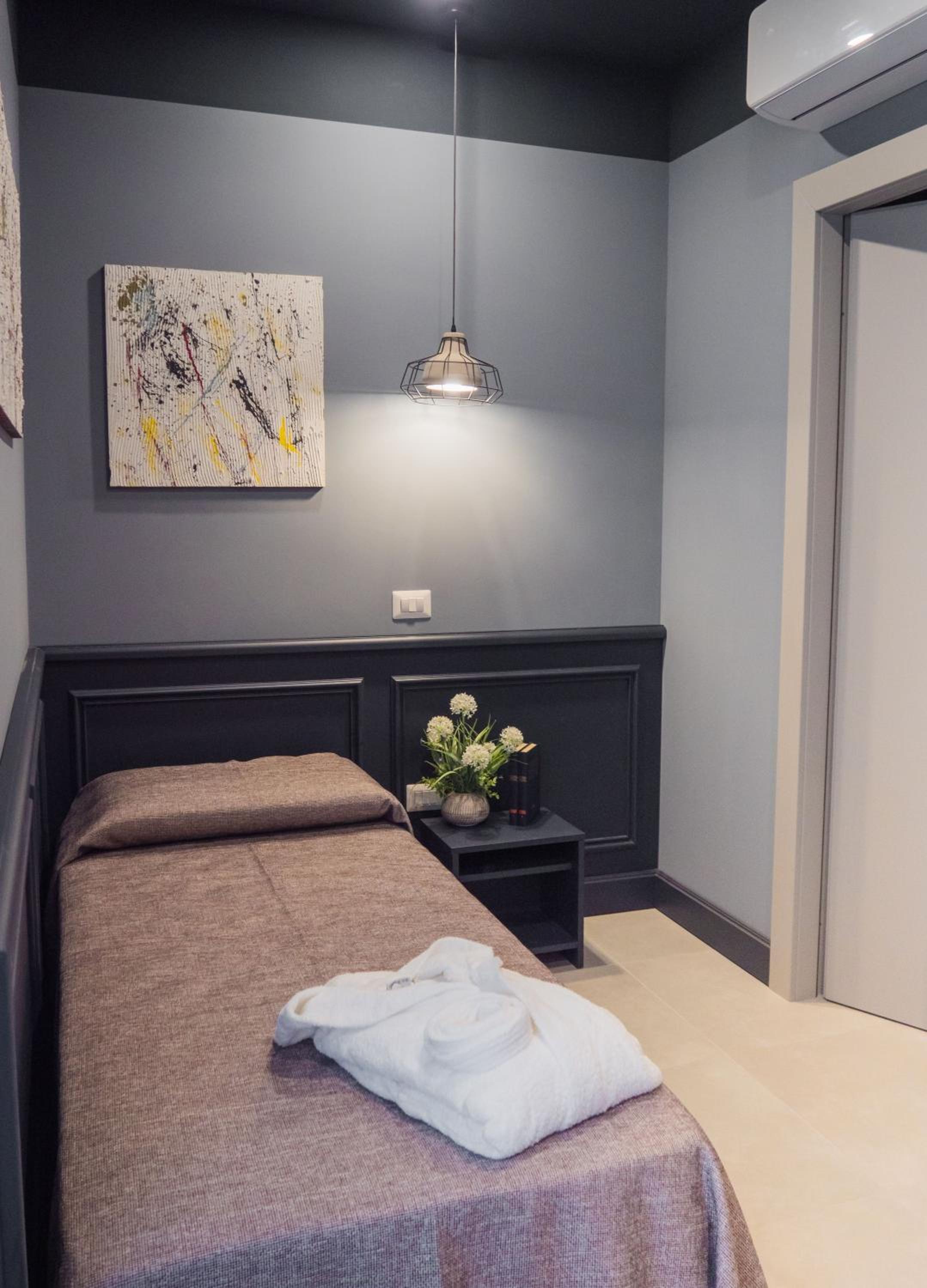 Deluxe Single Room with Balcony photo 2