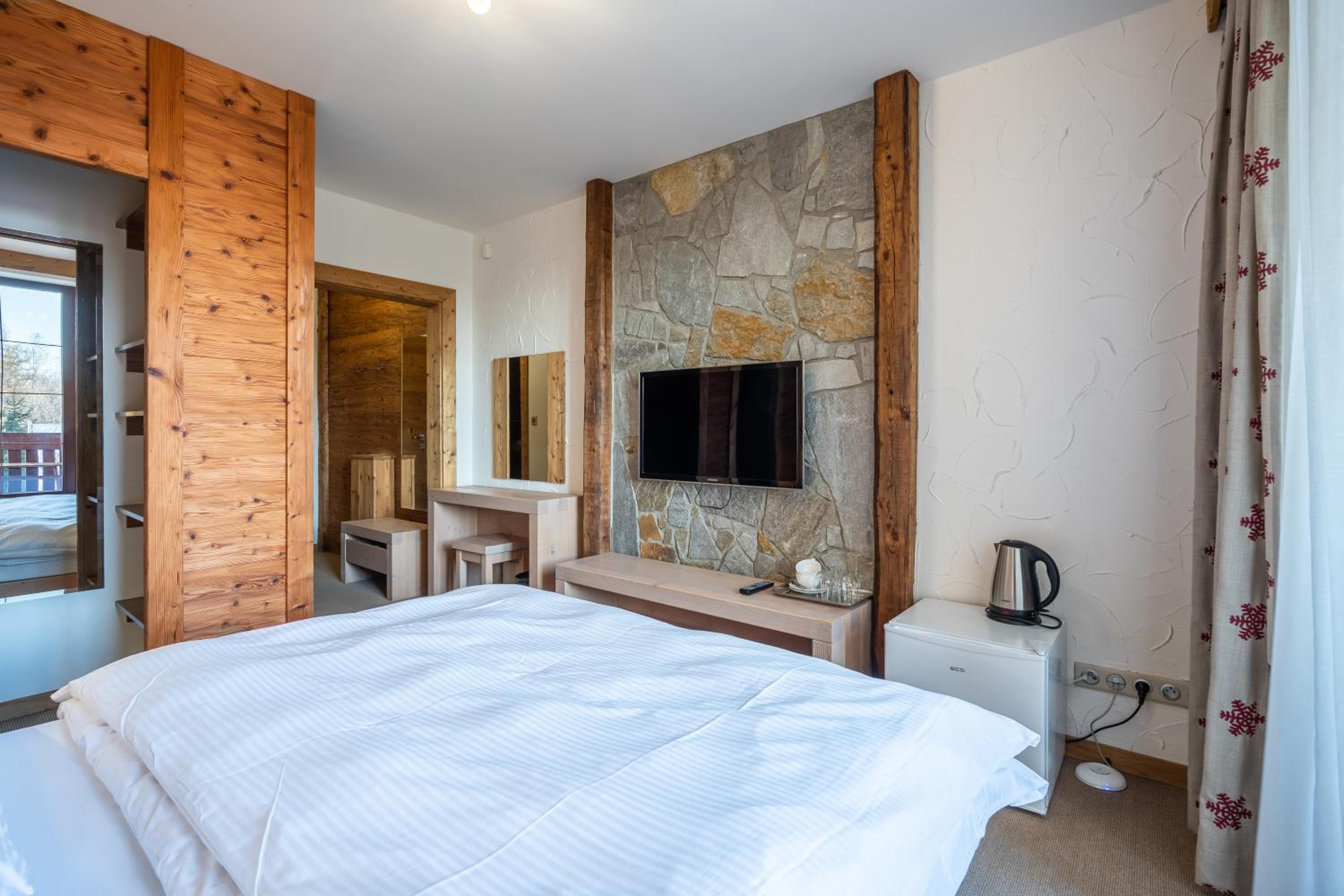 Deluxe Double Room with Balcony photo 3