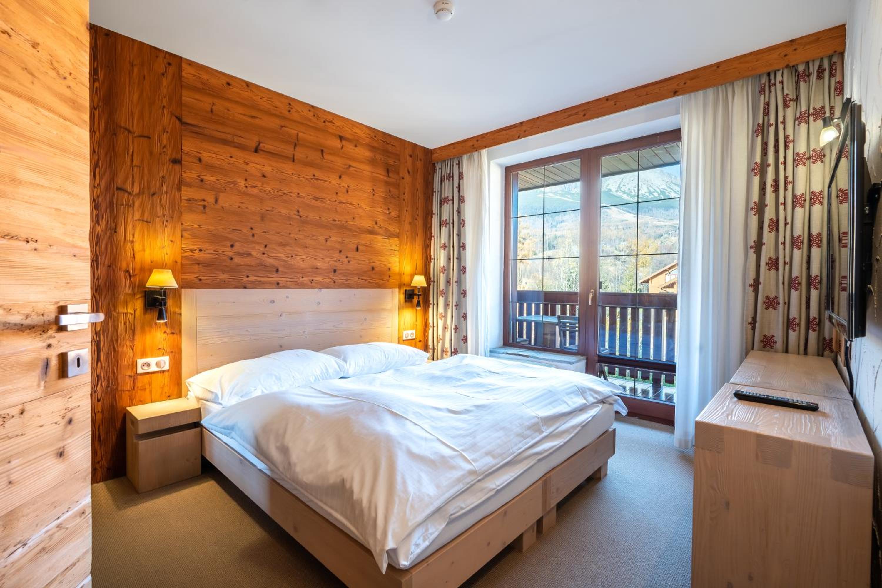  One-Bedroom Apartment with Mountain View in Main Hotel Building photo 1