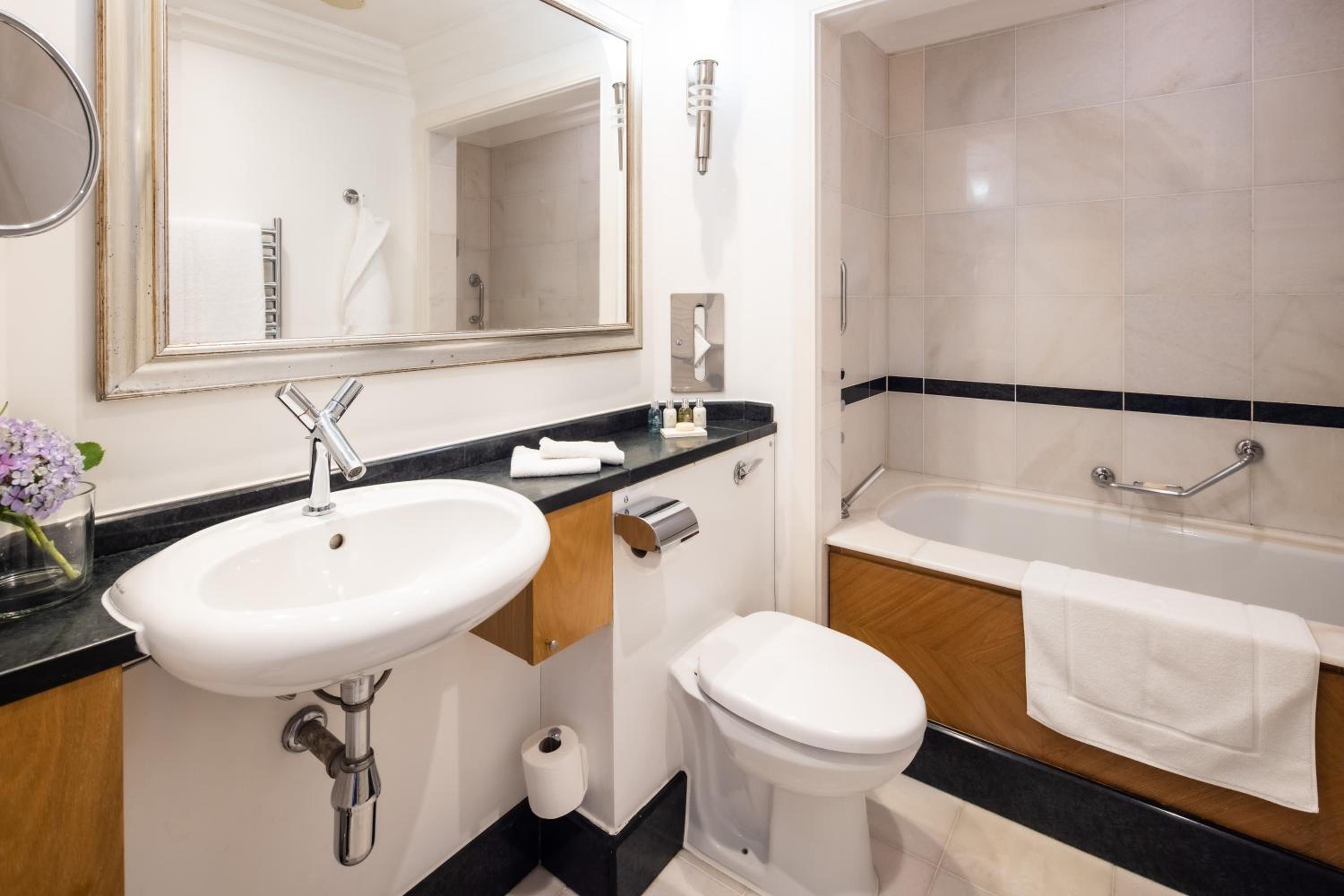 Double or Twin Room with Golf Course View - Photo 3