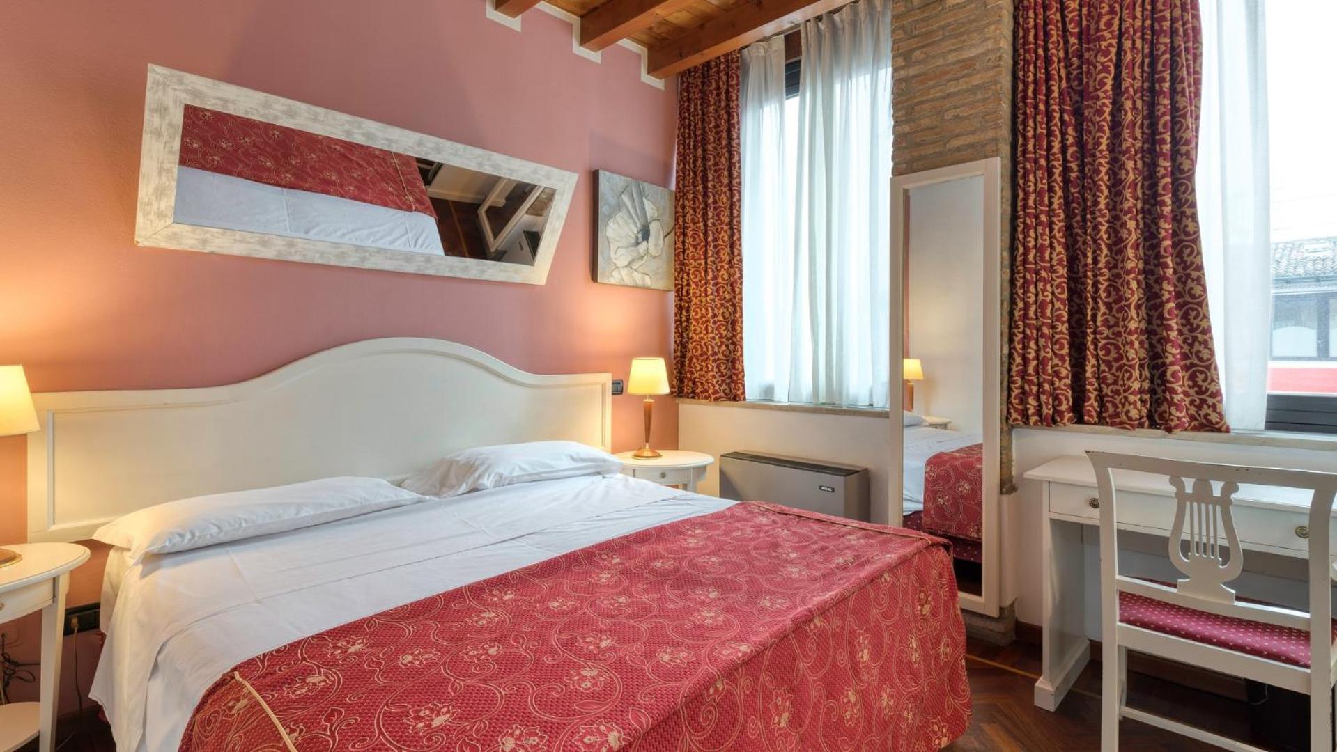 Queen Room - Photo 2