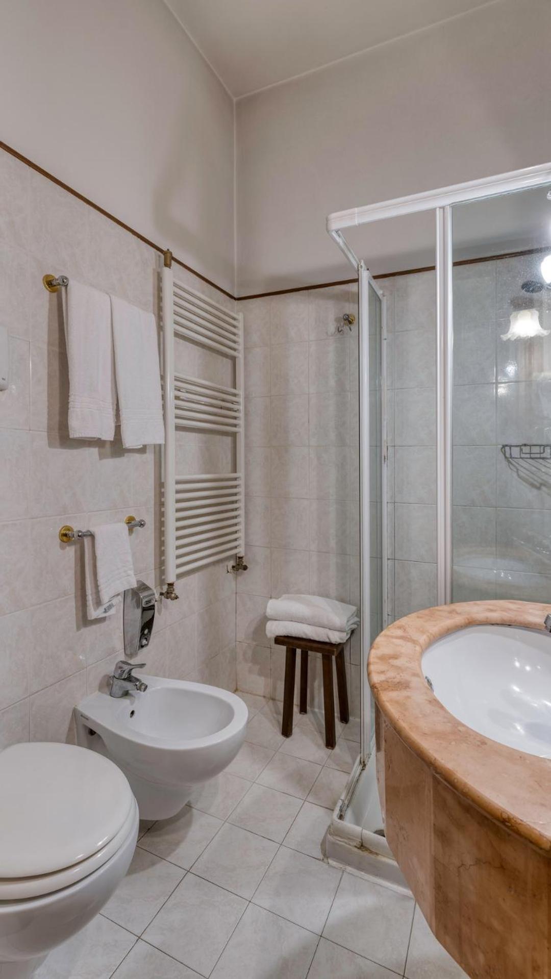 Budget Double Room - Photo 5