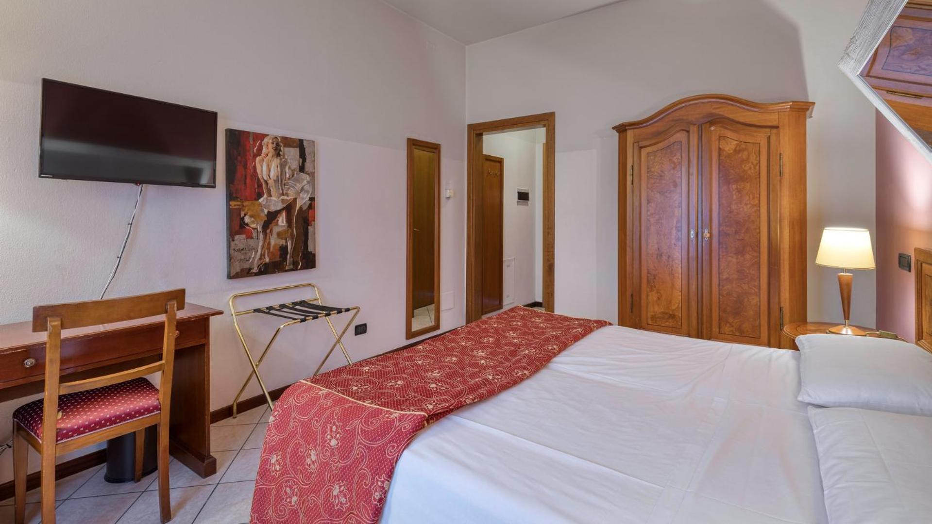 Budget Double Room - Photo 4