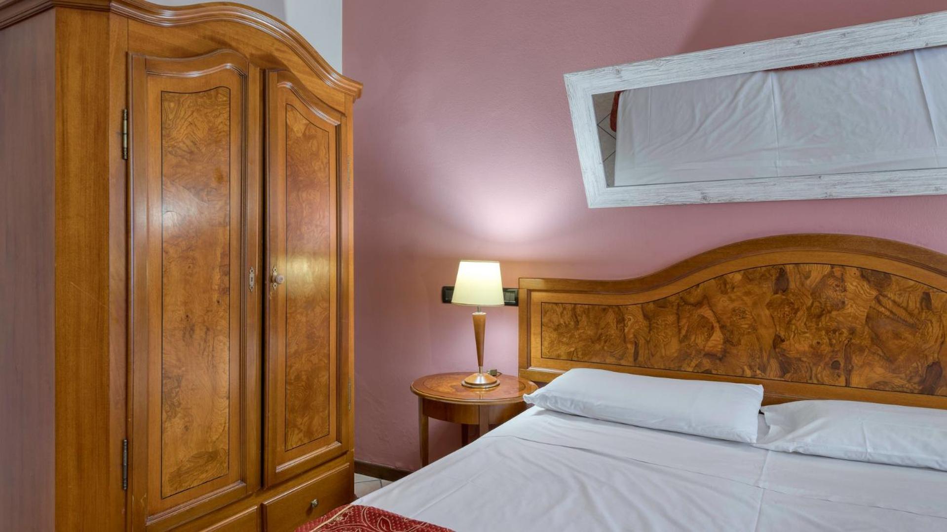 Budget Double Room - Photo 3
